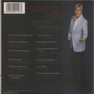 Egy CD-tok hátulja világoskék zakót viselő férfival és a számlistával.