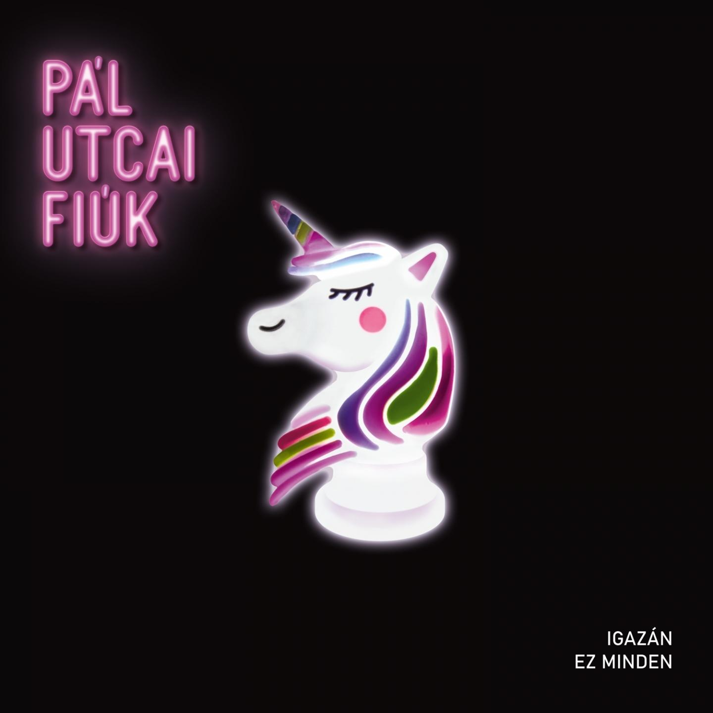 Unikornis sakkfigura design neon rózsaszín felirattal. Fekete háttér.