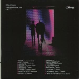 Album borító egy személy és ló sziluettjével, szöveg a háttérben.