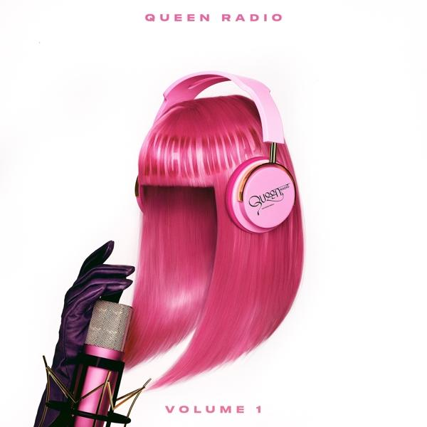 Rózsaszín paróka fejhallgatóval és mikrofonnal. A QUEEN RADIO és VOLUME 1 feliratok láthatók.