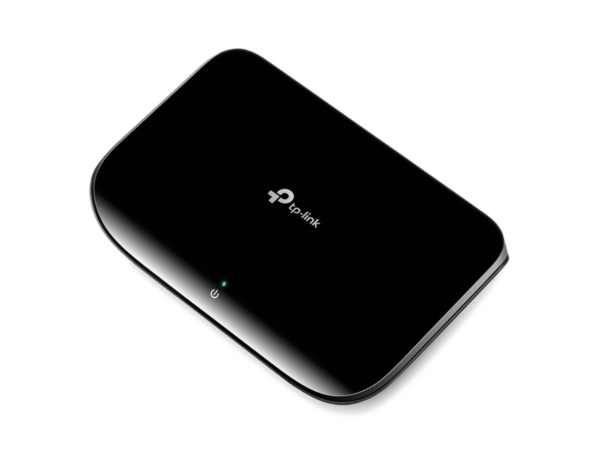 Siyah TP-Link yönlendirici, üstten görünüm, yeşil güç göstergesi yanıyor.