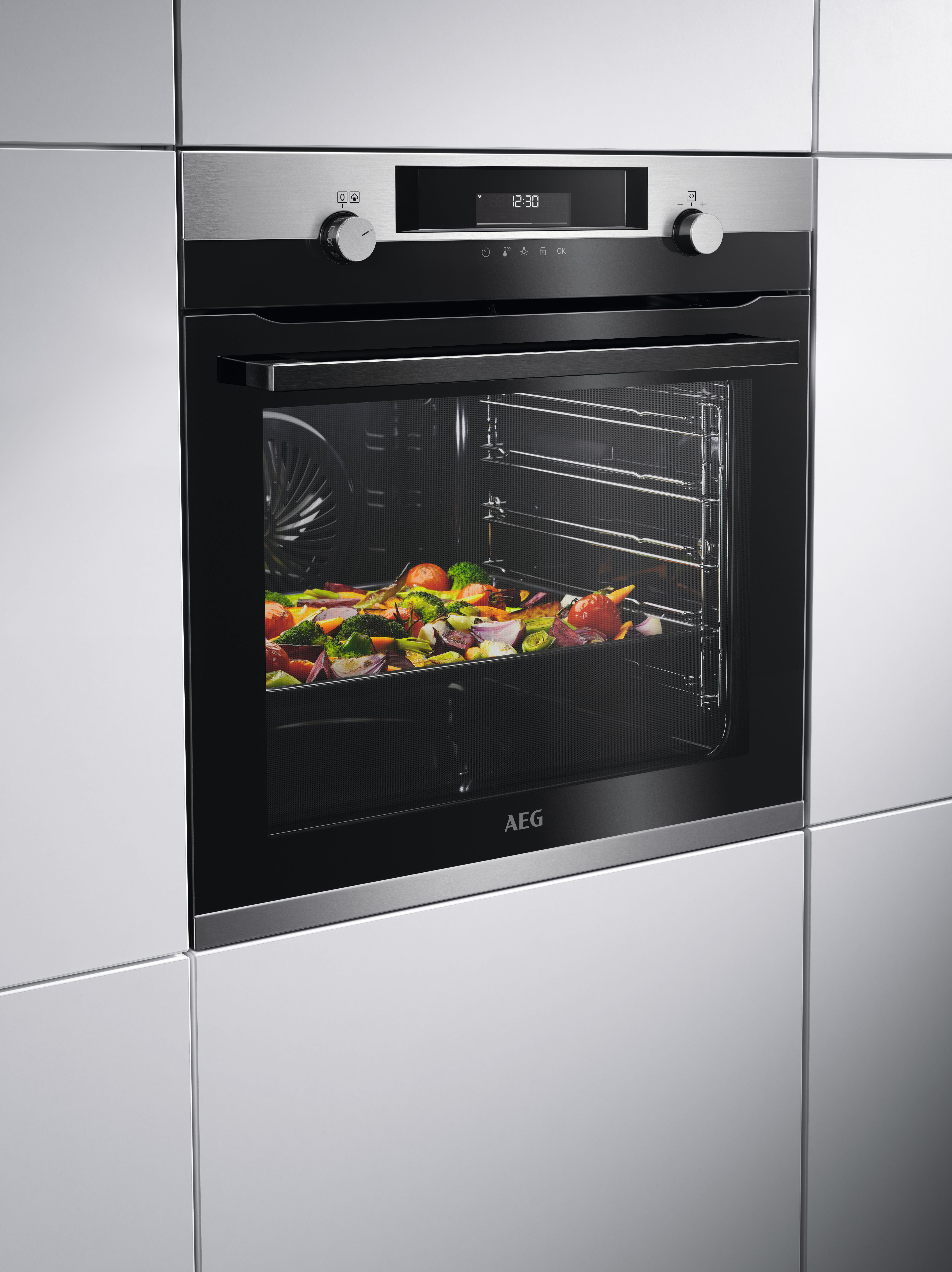 AEG BPC55522B2, Einbaubackofen (Einbaugerät, 71 l, 595 mm breit), Serie 6000 mit SteamBake Feuchtigkeitszugabe (mit Pyrolyse)