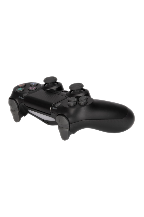 Düğmeler ve joystickler içeren siyah Playstation 4 denetleyicisi, beyaz zemin üzerinde izole edilmiş.