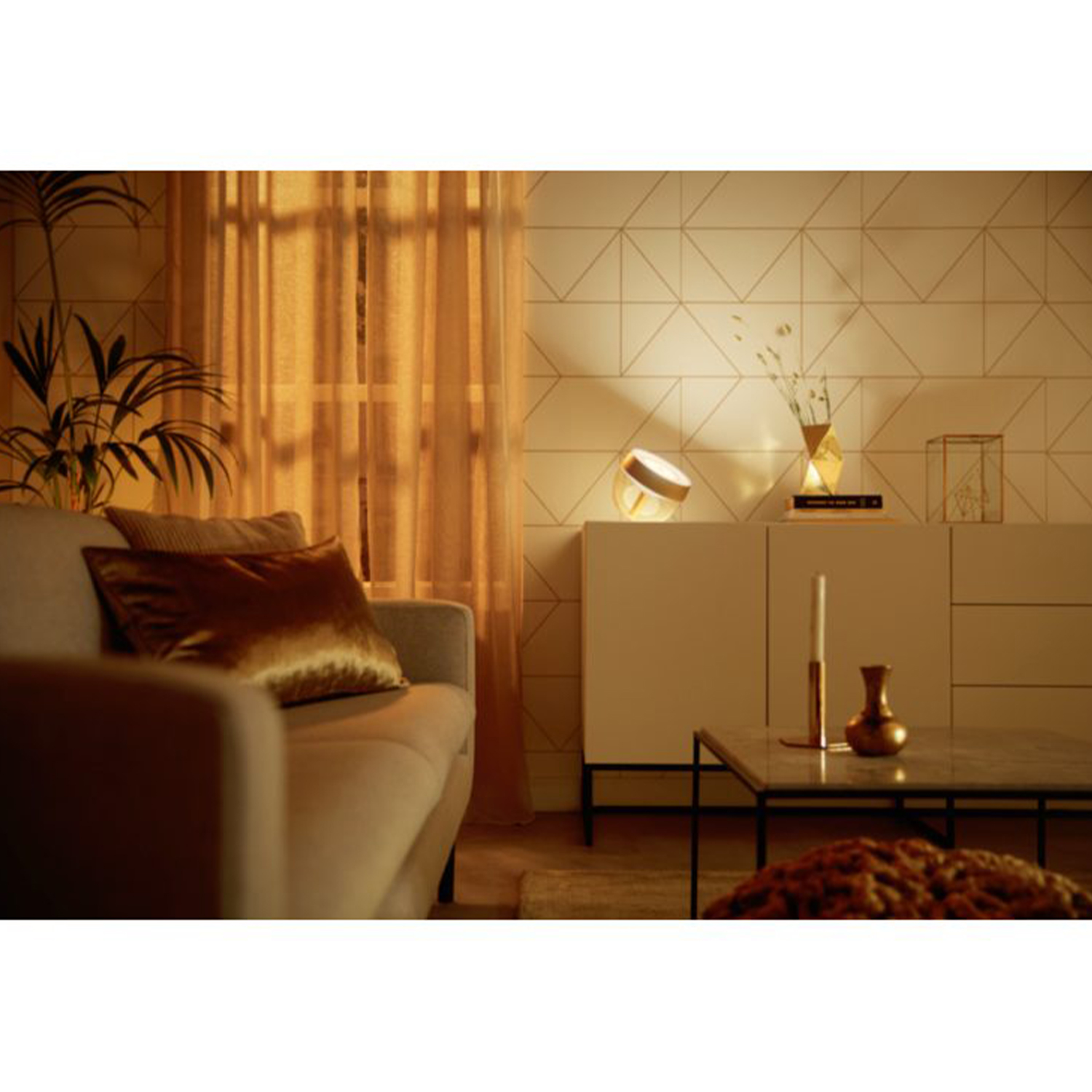 Scena del soggiorno con divano, lampada e oggetti decorativi.