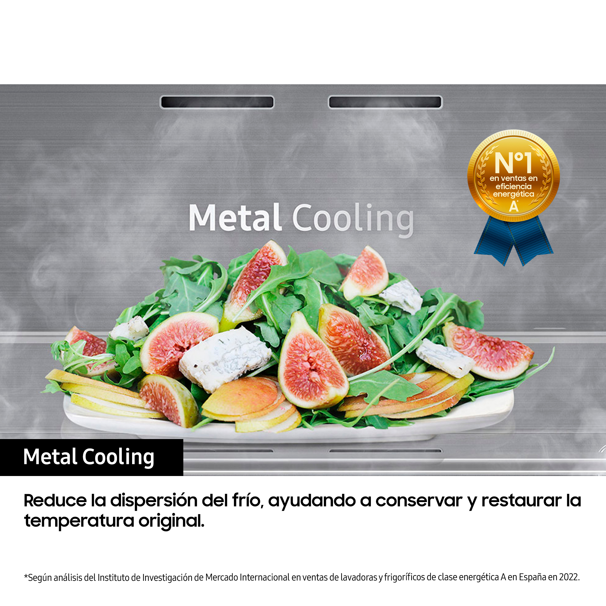 Primer plano de un plato con higos y verduras frente a un refrigerador con el texto 'Metal Cooling'.