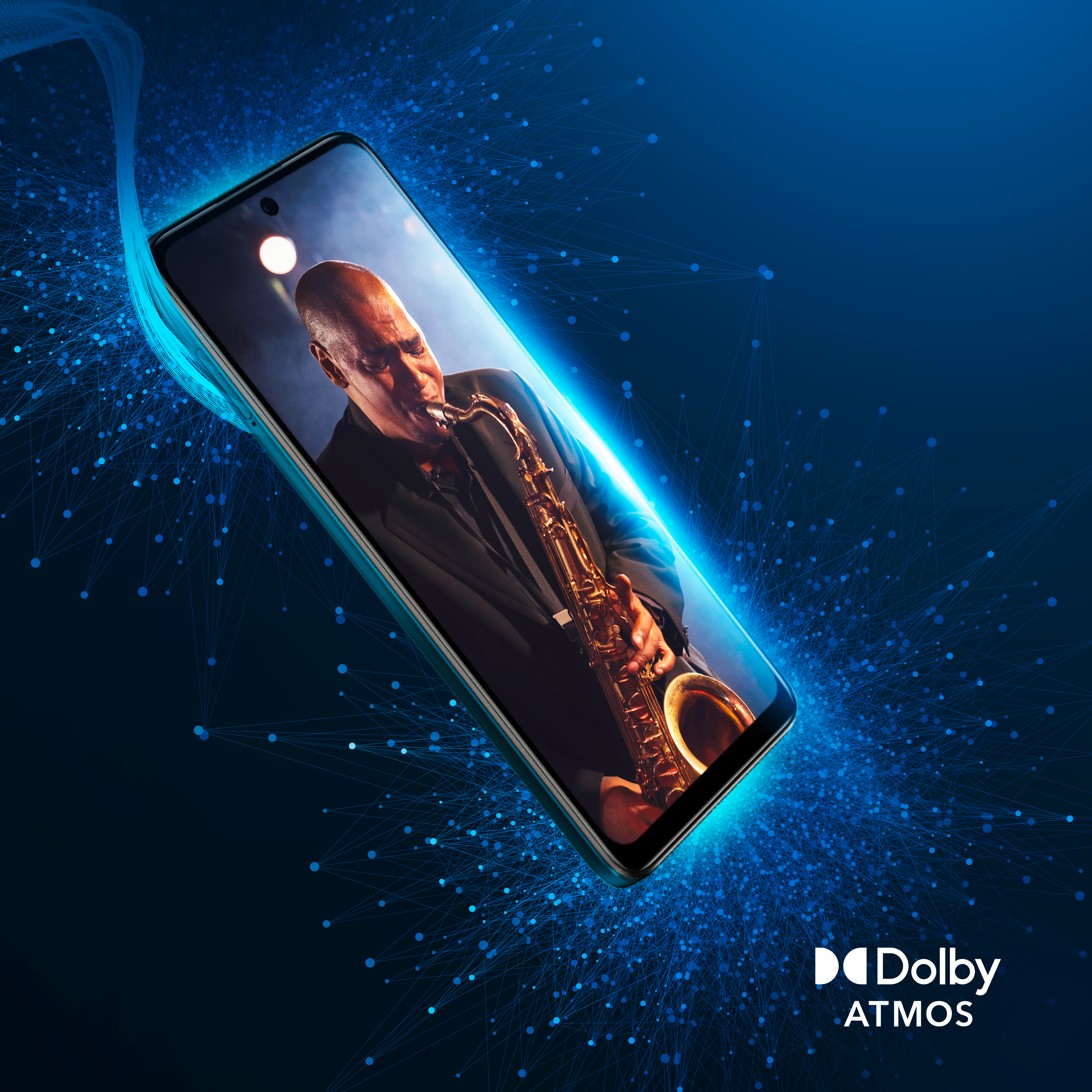 Ein Telefon zeigt einen Saxophonisten. Blaue Linien und Punkte sind im Hintergrund, mit einem Dolby Atmos Logo.