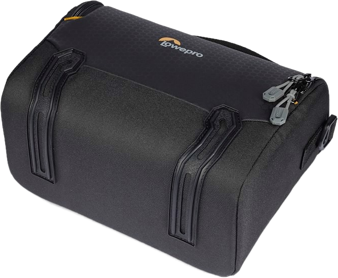 Borsa per fotocamera nera con parte superiore strutturata, due manici e logo. Su sfondo bianco.