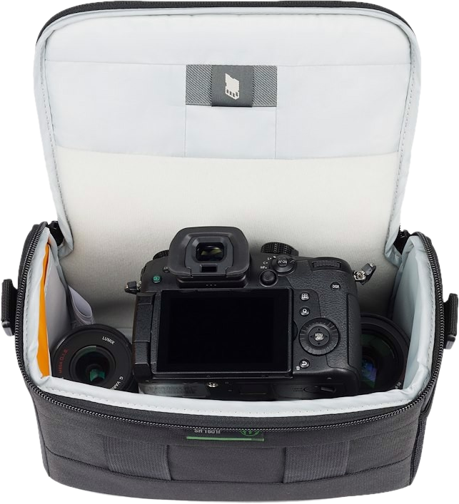 Borsa fotocamera nera con fotocamera e obiettivi all'interno.