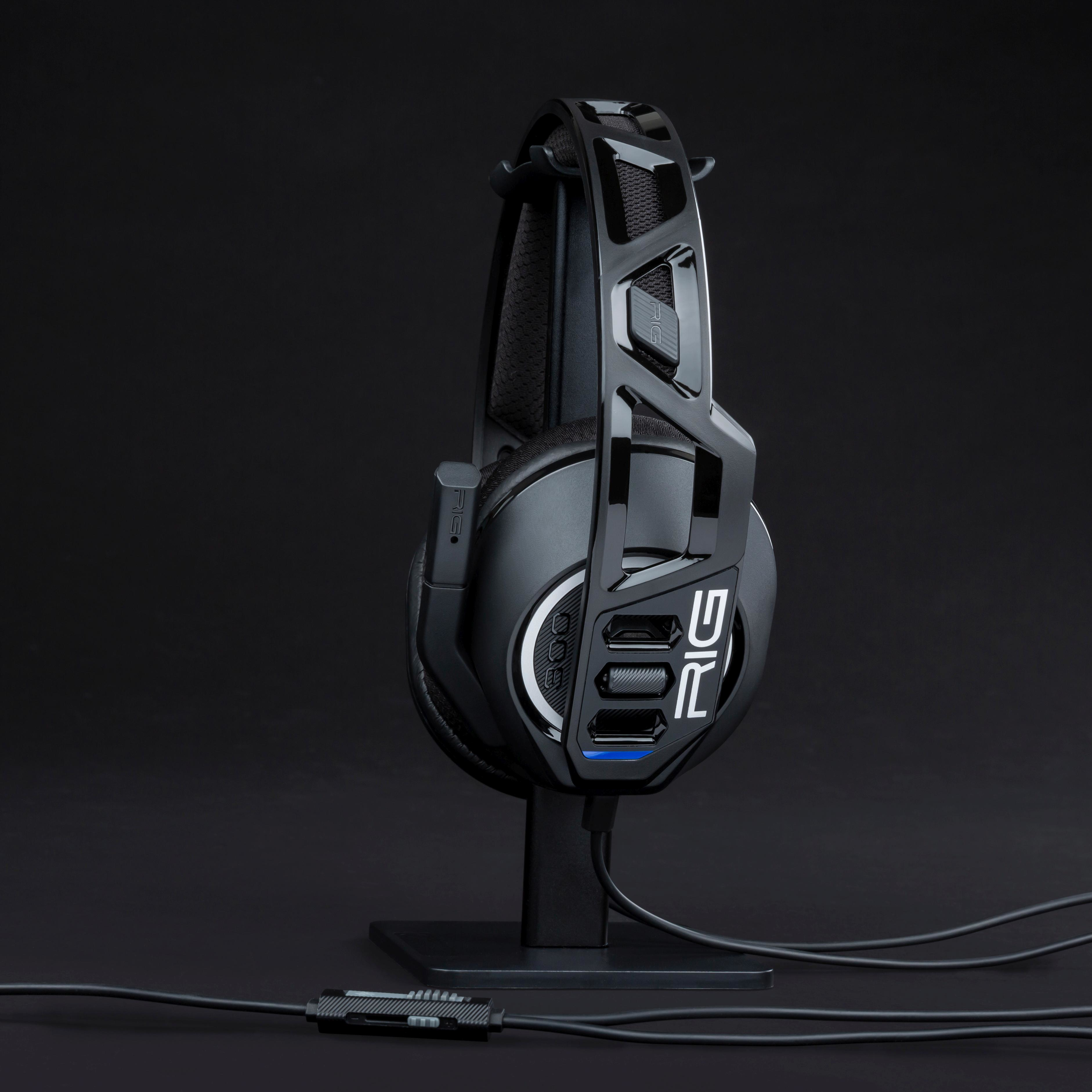 Schwarze Gaming-Kopfhörer auf einem Ständer, mit Mikrofon und Steuermodul.