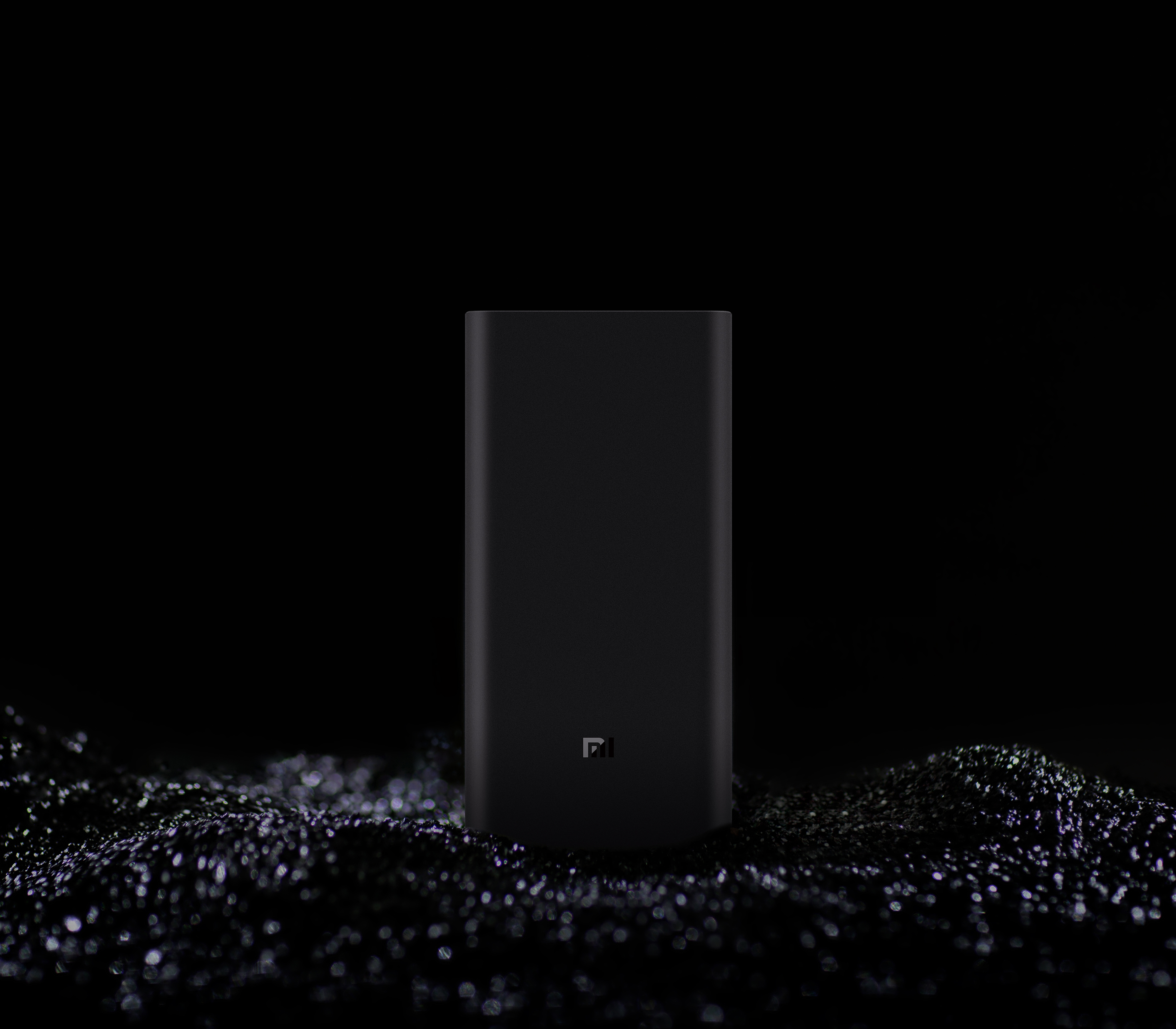 Power bank nero, rettangolare. Superficie nera lucida. Prodotto su sfondo scuro e testurizzato.