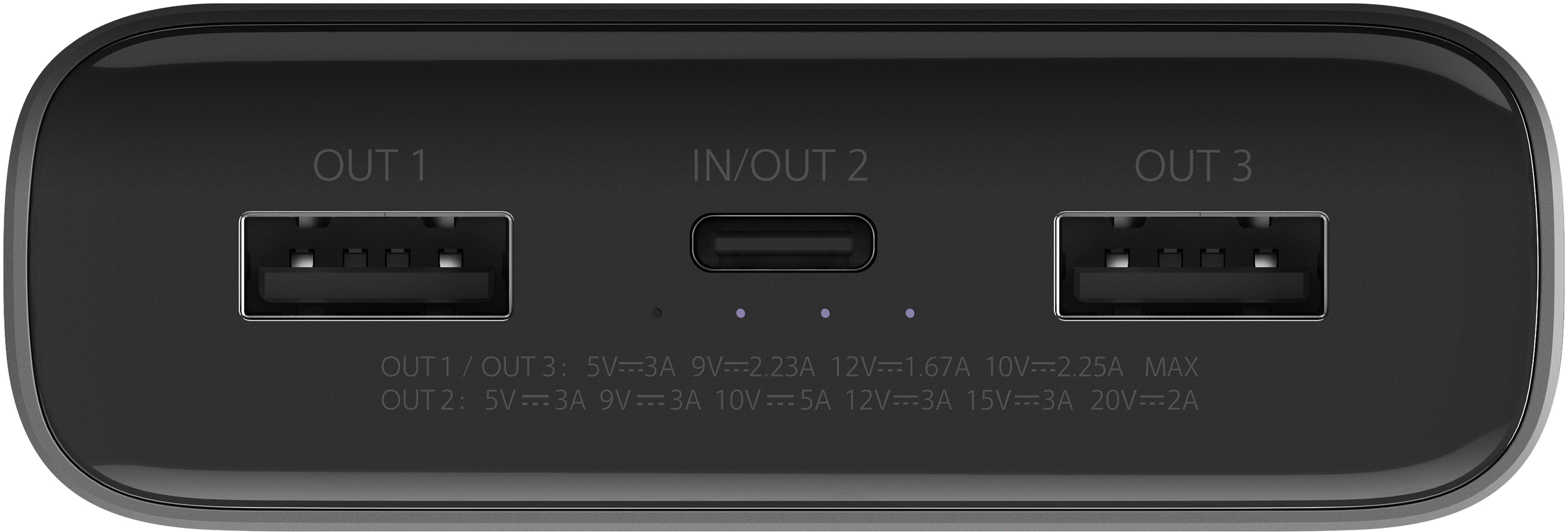 Un power bank nero con tre porte USB e una porta USB-C.