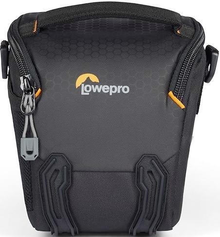 Eine schwarze Lowepro Kameratasche mit orangen Akzenten und Reißverschluss auf weißem Hintergrund.