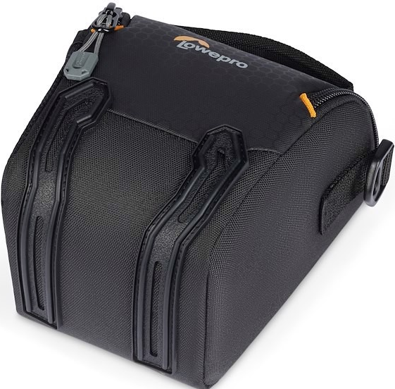 Eine schwarze Lowepro-Kameratasche mit Gummischützern vorne und einem Reißverschluss oben.