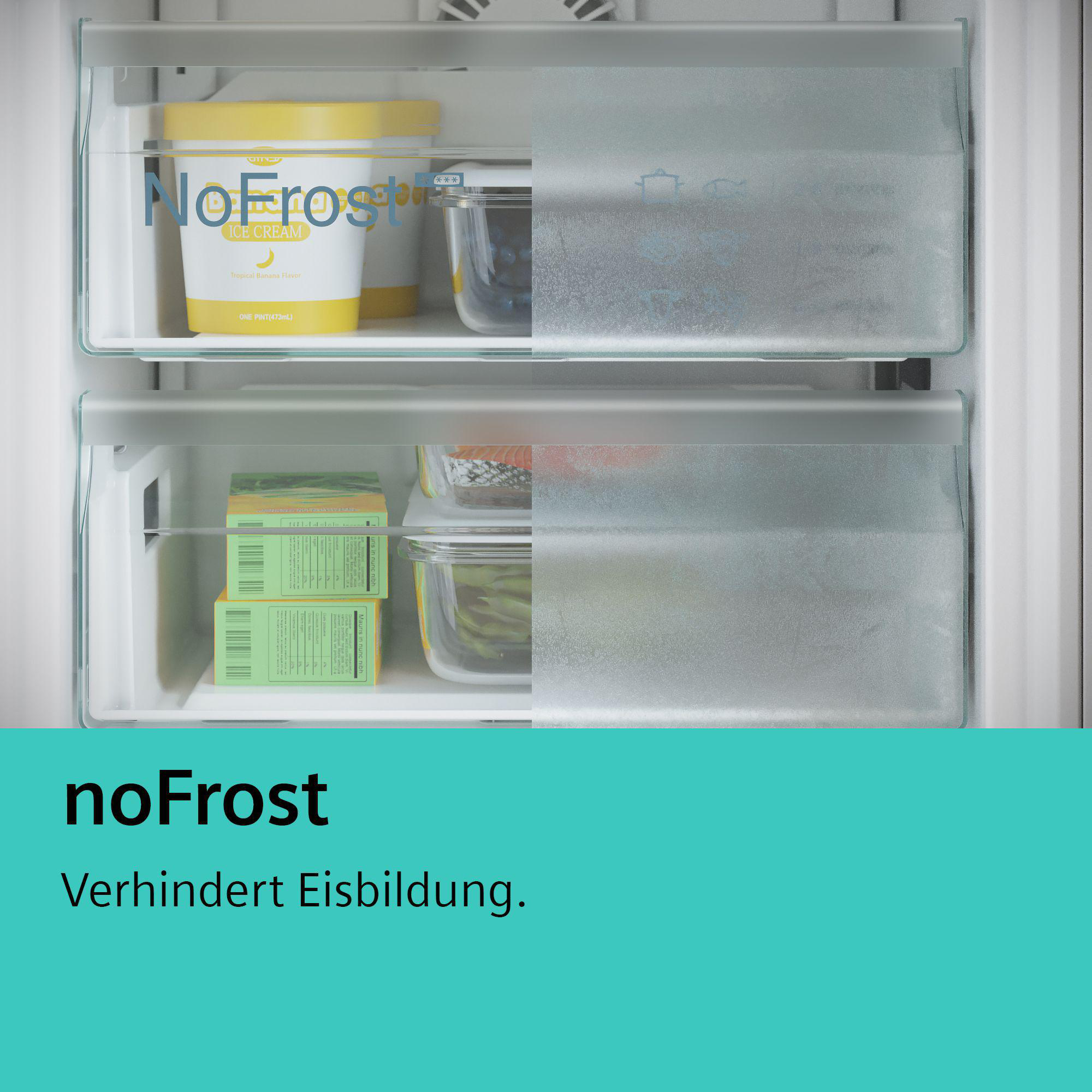 Kühlschrank mit Gefrierfächern. Eis und andere Lebensmittel darin.