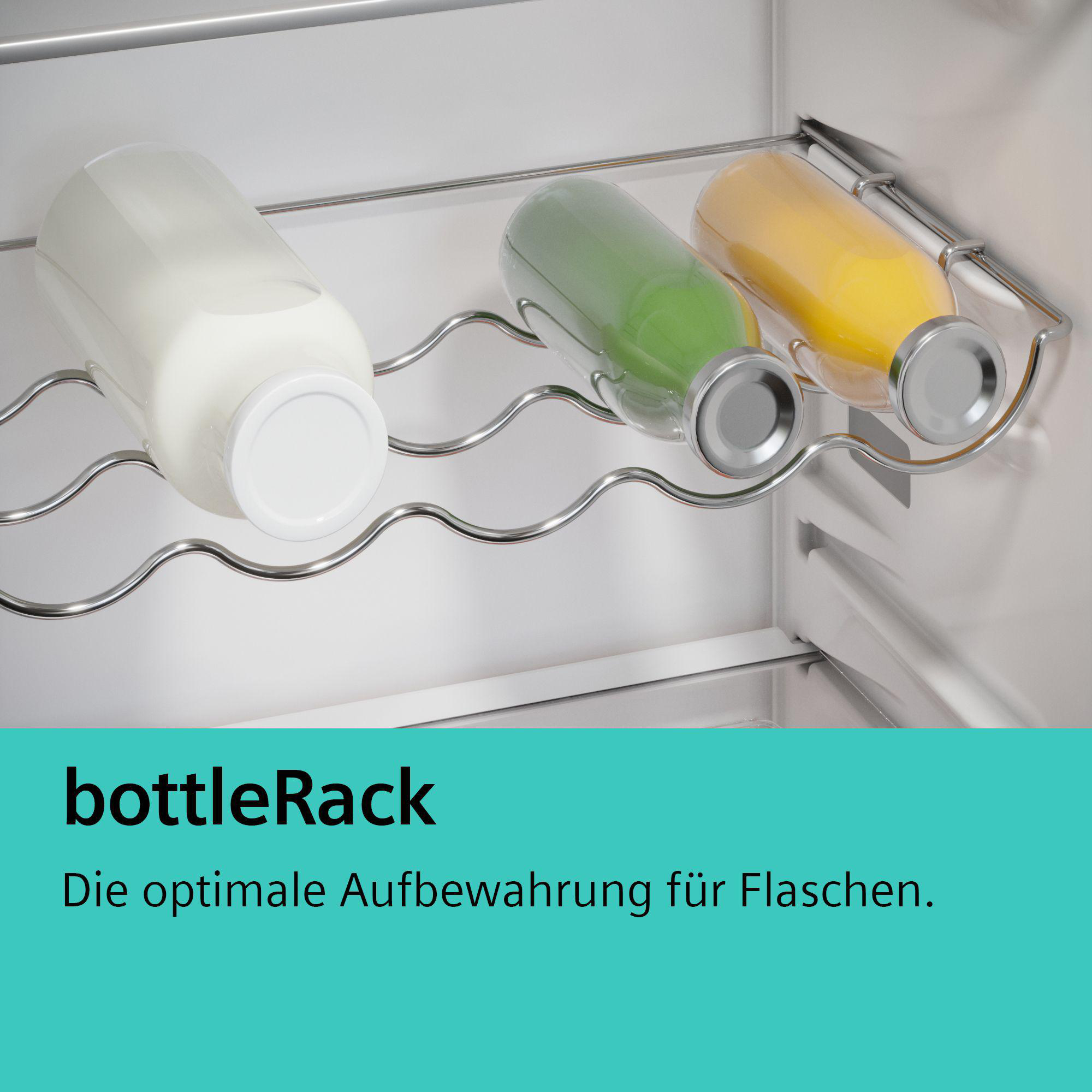Flaschen Milch, Saft und grüne Flüssigkeit im Kühlschrank.