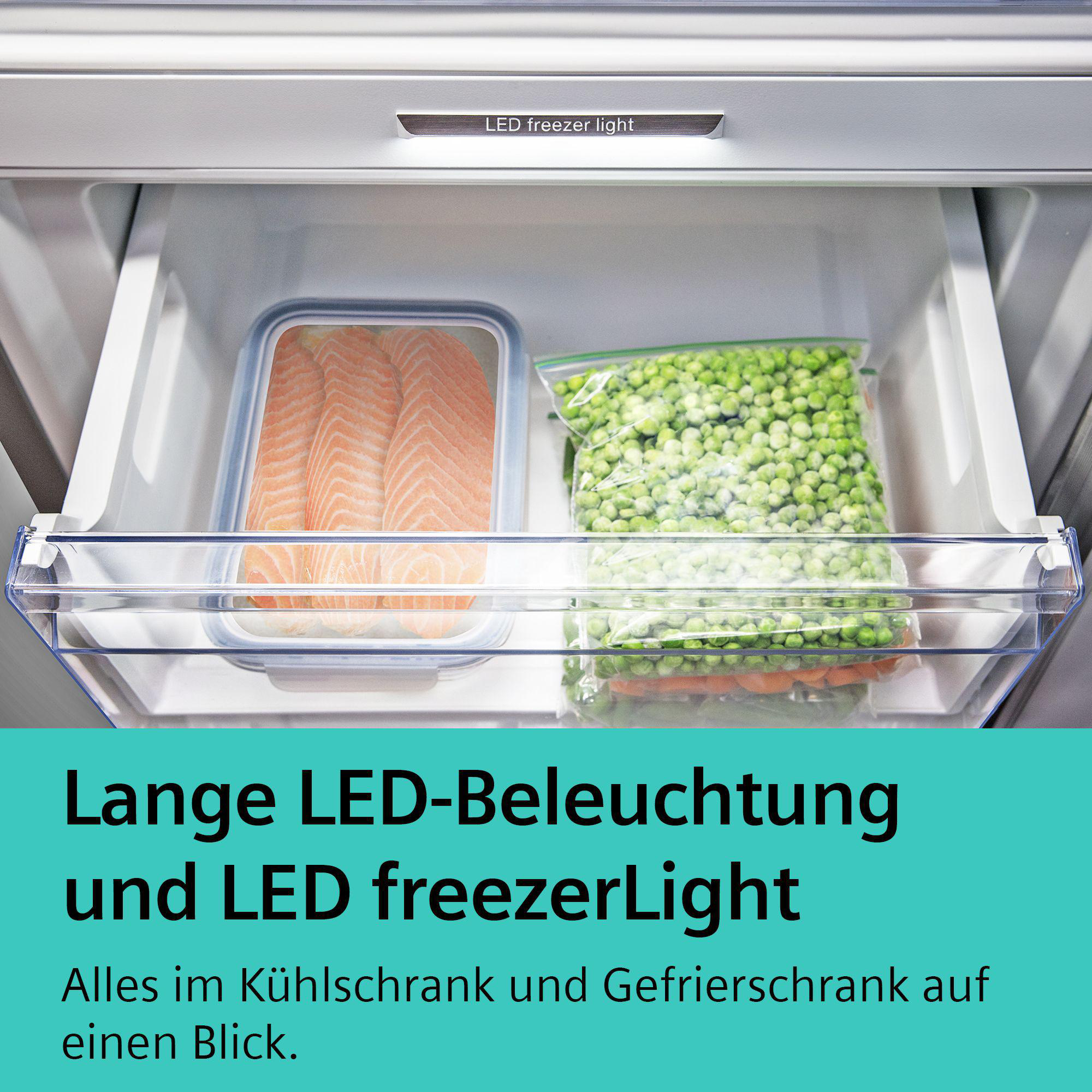 Eine Kühlschublade mit Lachs und Erbsen. Text: LED freezerLight und LED Beleuchtung. Lebensmittellagerung.