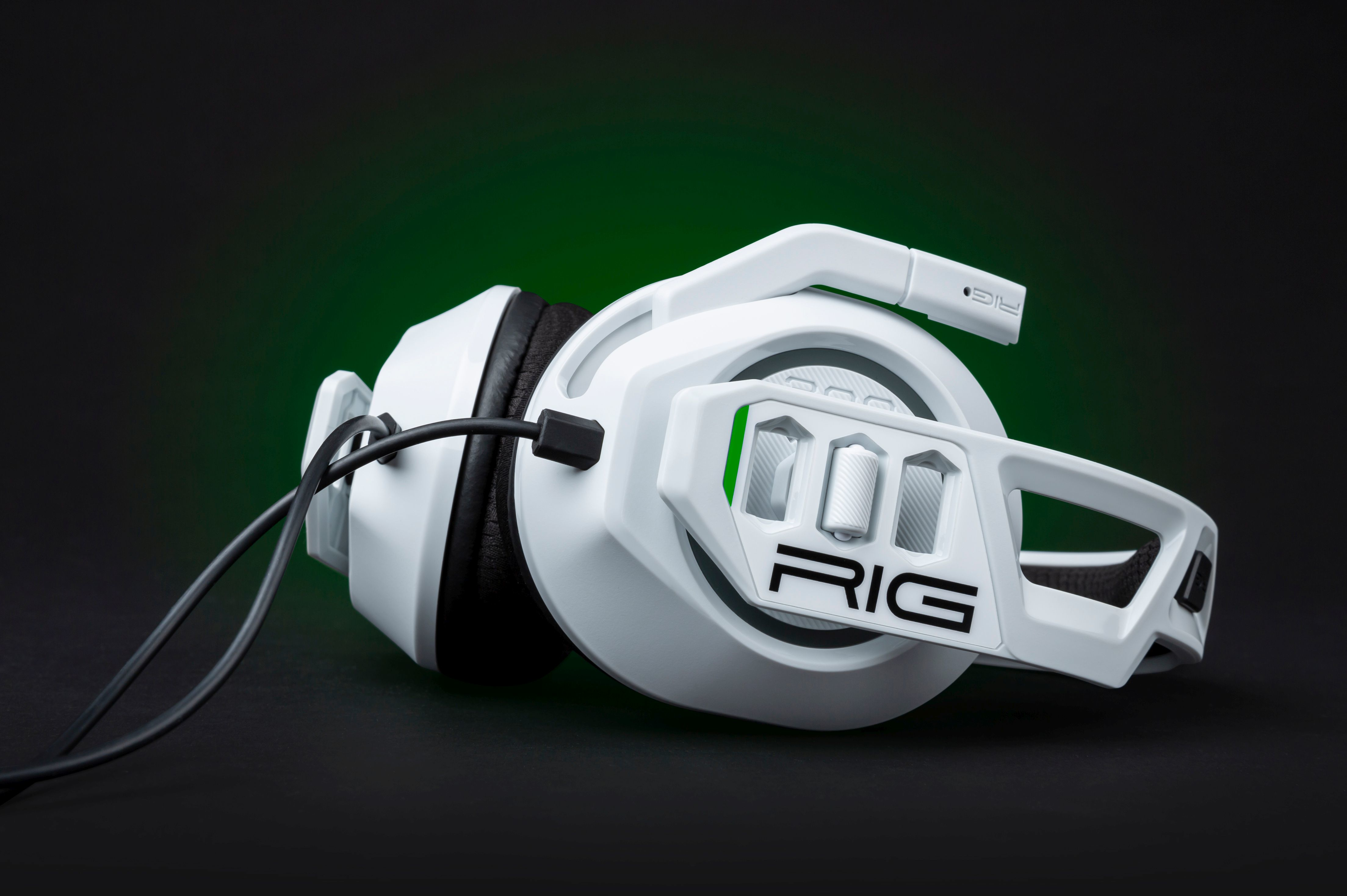 Weißes Gaming-Headset mit schwarzem Kabel. Schwarze Ohrpolster, weißer Rahmen, grüner Hintergrund.