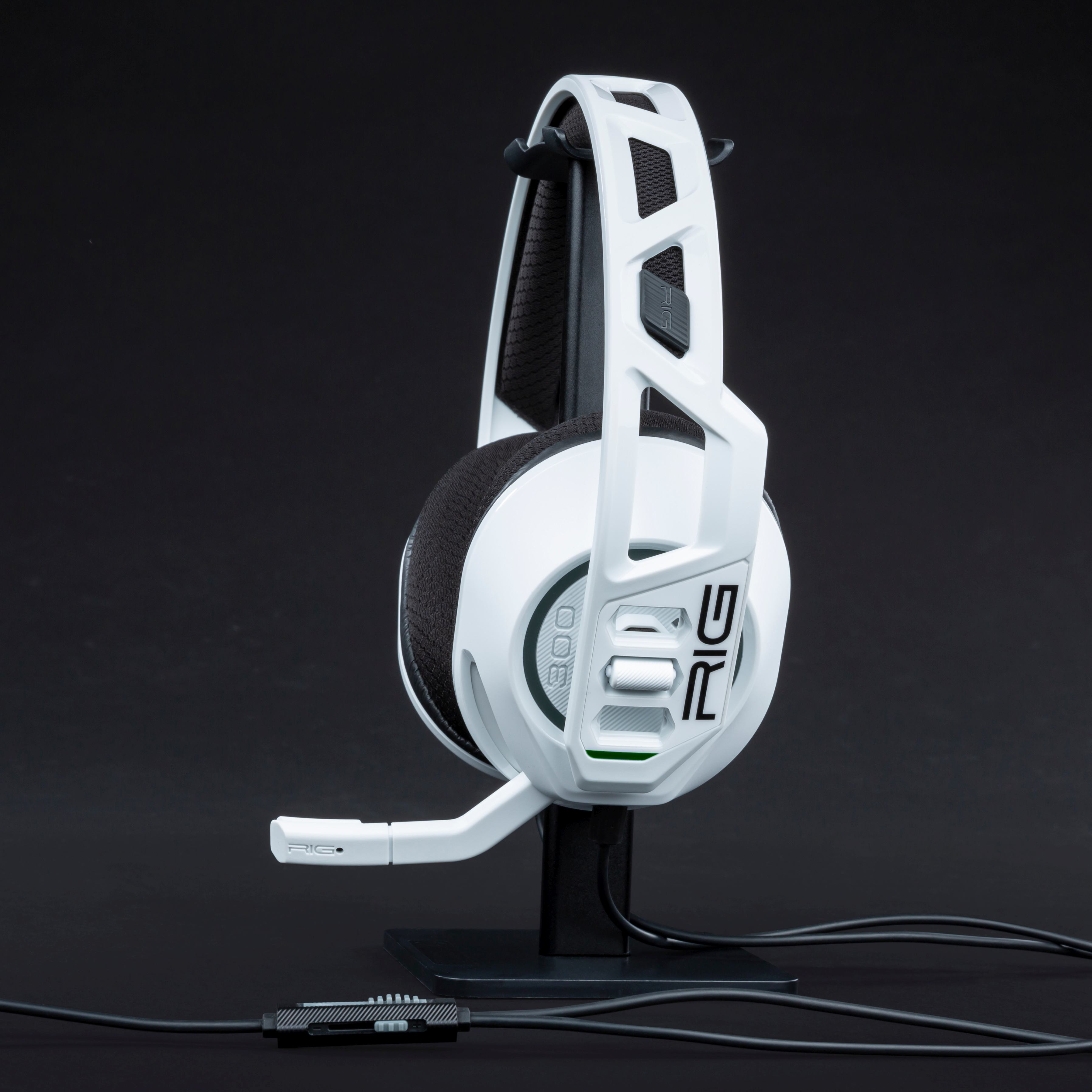 Weißes RIG 800 Headset auf einem Ständer, schwarzer Hintergrund. Mit Mikrofon und Kabel mit Steuerung.