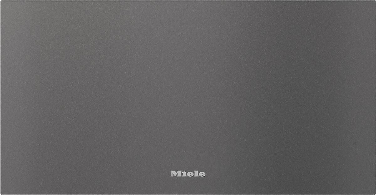 Ein grauer Miele Mikrowellenherd mit dem Markennamen unten.