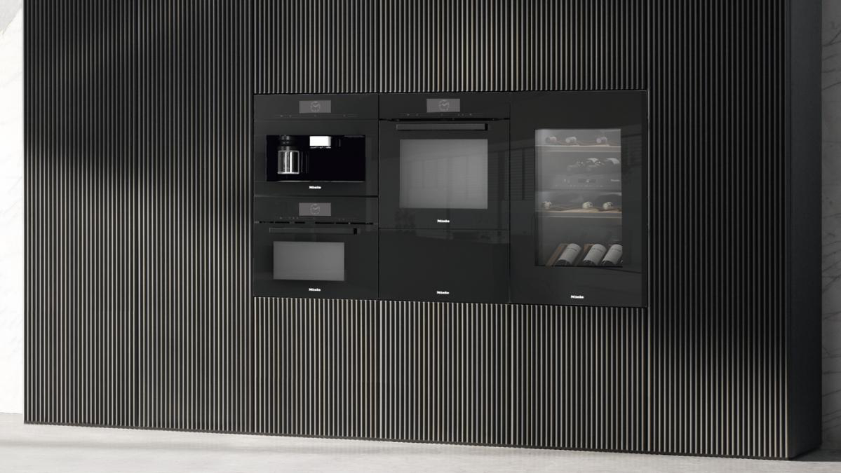 Einbauküchengeräte: Kaffeemaschine, Backofen, Mikrowelle und Weinkühler in Schwarz. Holziger Hintergrund.