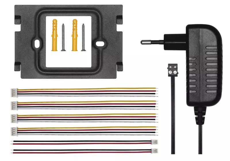 Különféle elektromos alkatrészek: keret, csavarok, vezetékek és egy hálózati adapter.