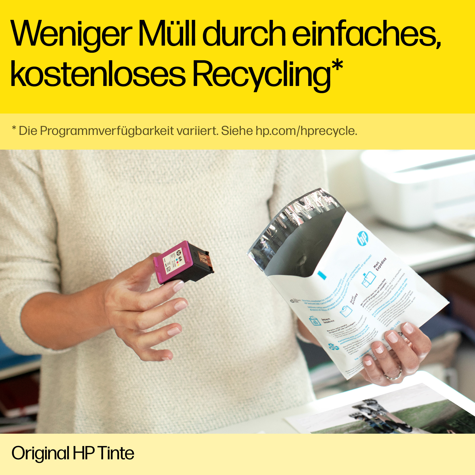 Eine Frau hält eine Druckerpatrone und eine Recycling-Tasche. Es gibt eine Tintenpatrone.