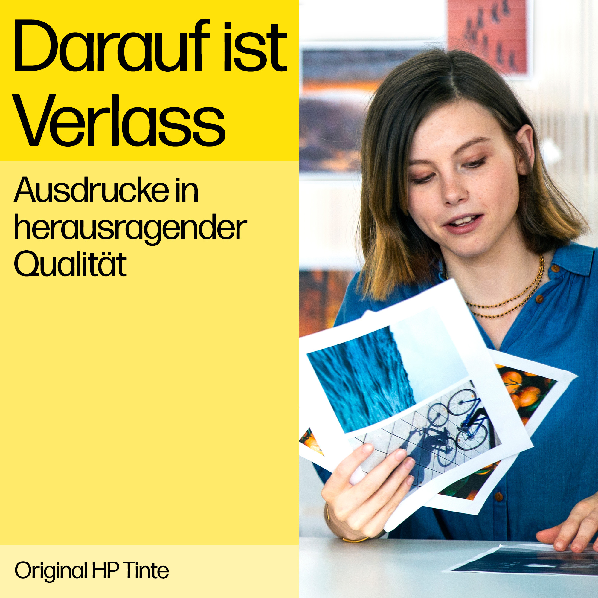 Eine Frau betrachtet Fotos. Text: 'Darauf ist Verlass. Ausdrücke in hervorragender Qualität'.