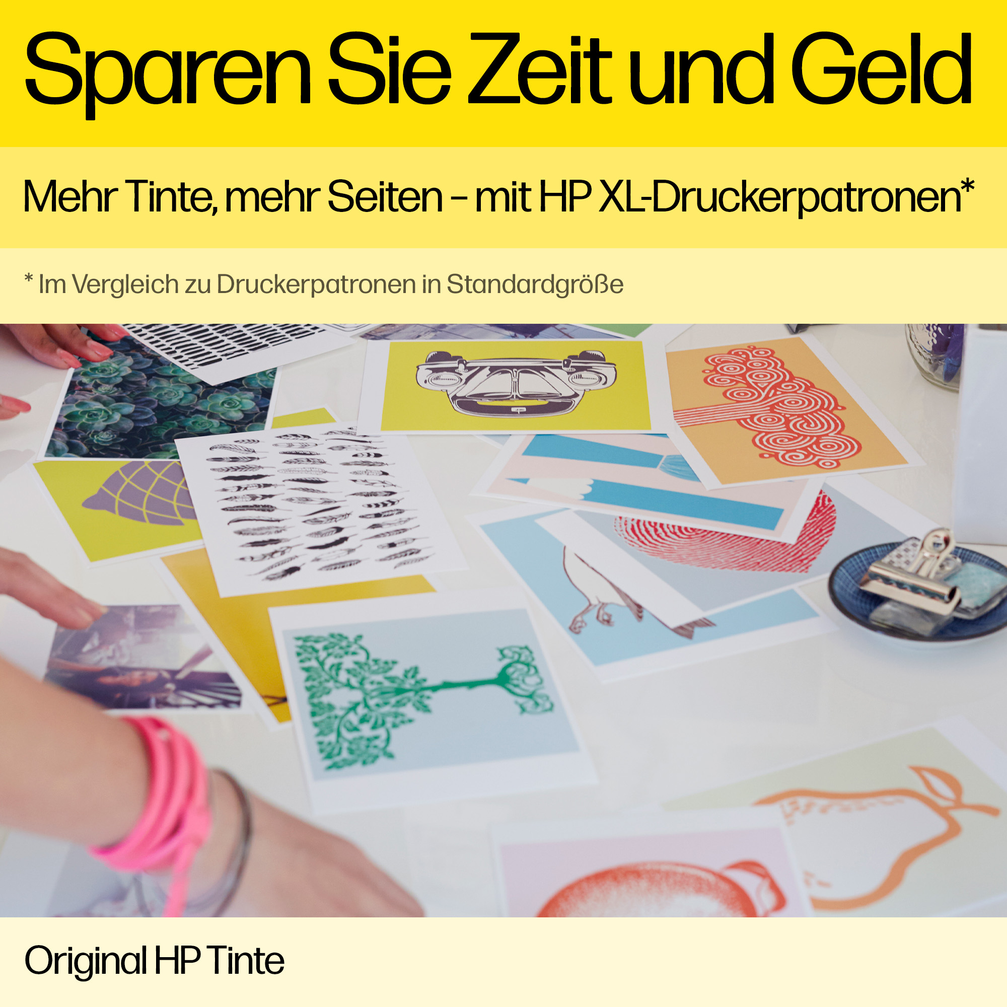 Bunte Drucke auf einem weißen Tisch, Hände und pinkes Armband sichtbar.