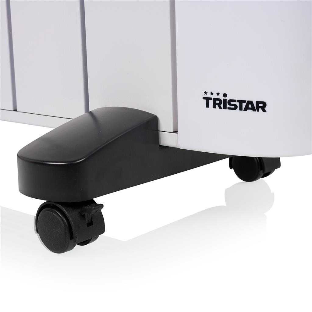 Close-up van een witte kachel met zwarte wielen en een Tristar-logo op een witte achtergrond.
