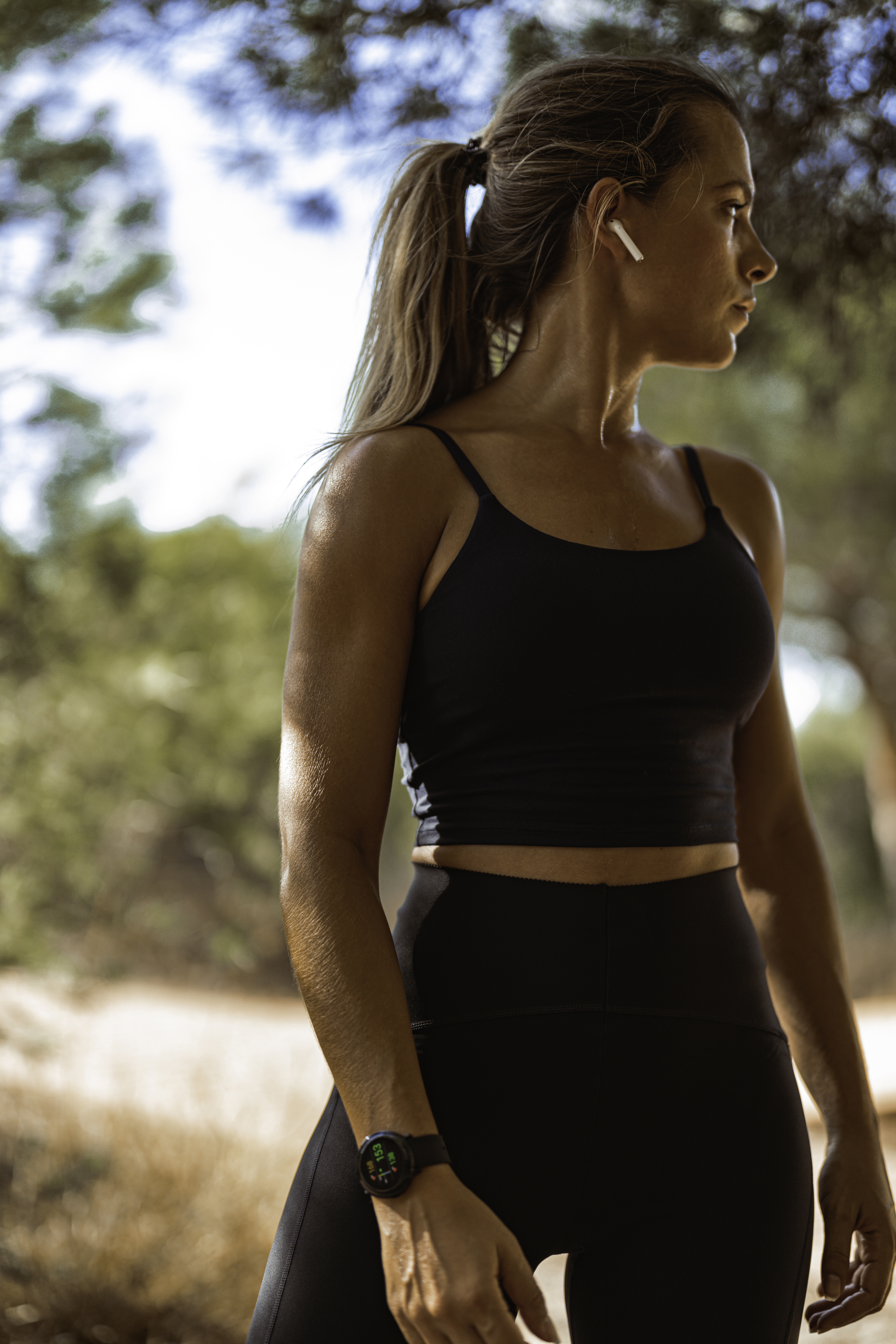 Mujer en forma con ropa de entrenamiento al aire libre en la naturaleza.