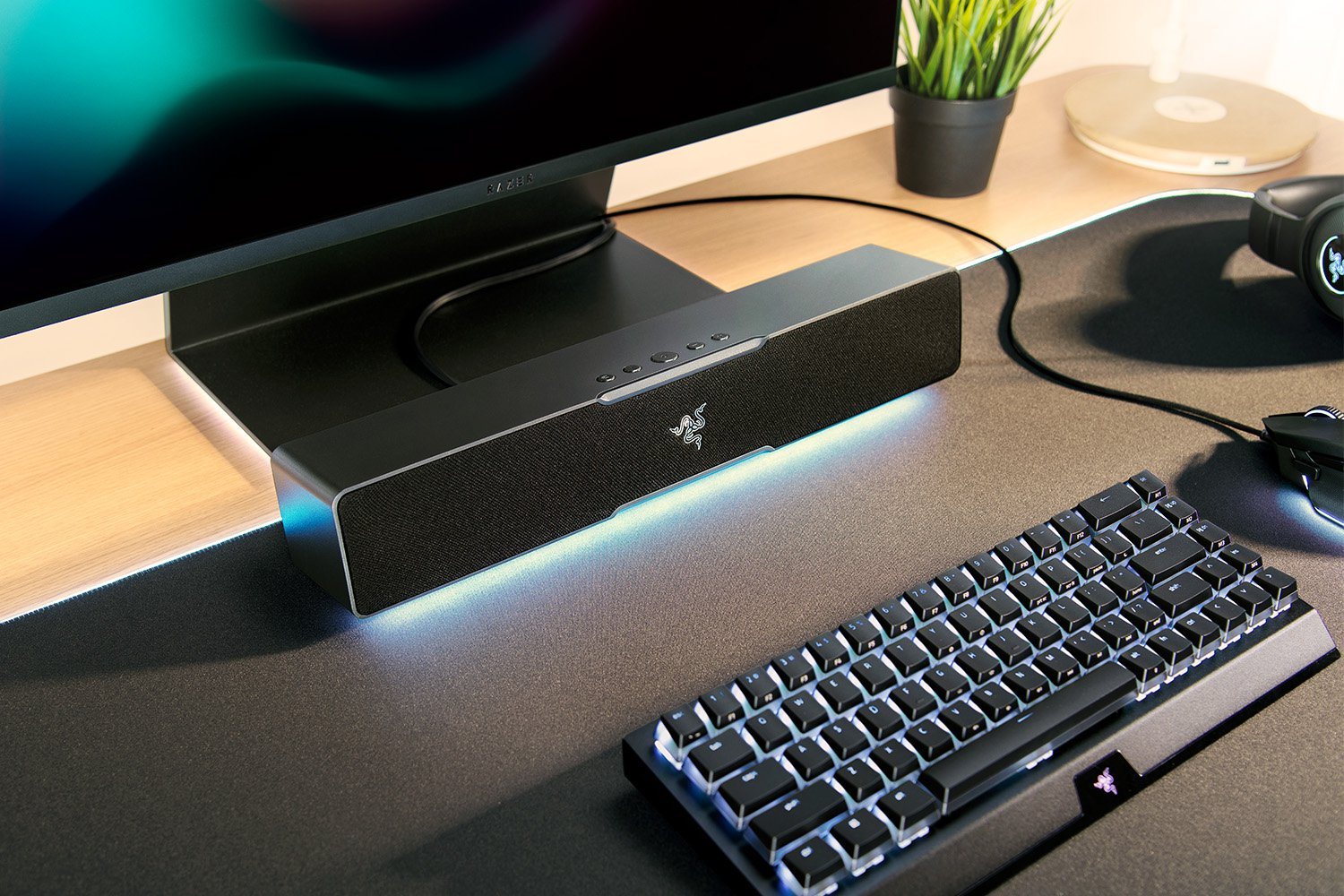 Ein schwarzer Gamecontroller mit lilafarbenen Akzenten wird von der Seite gezeigt.