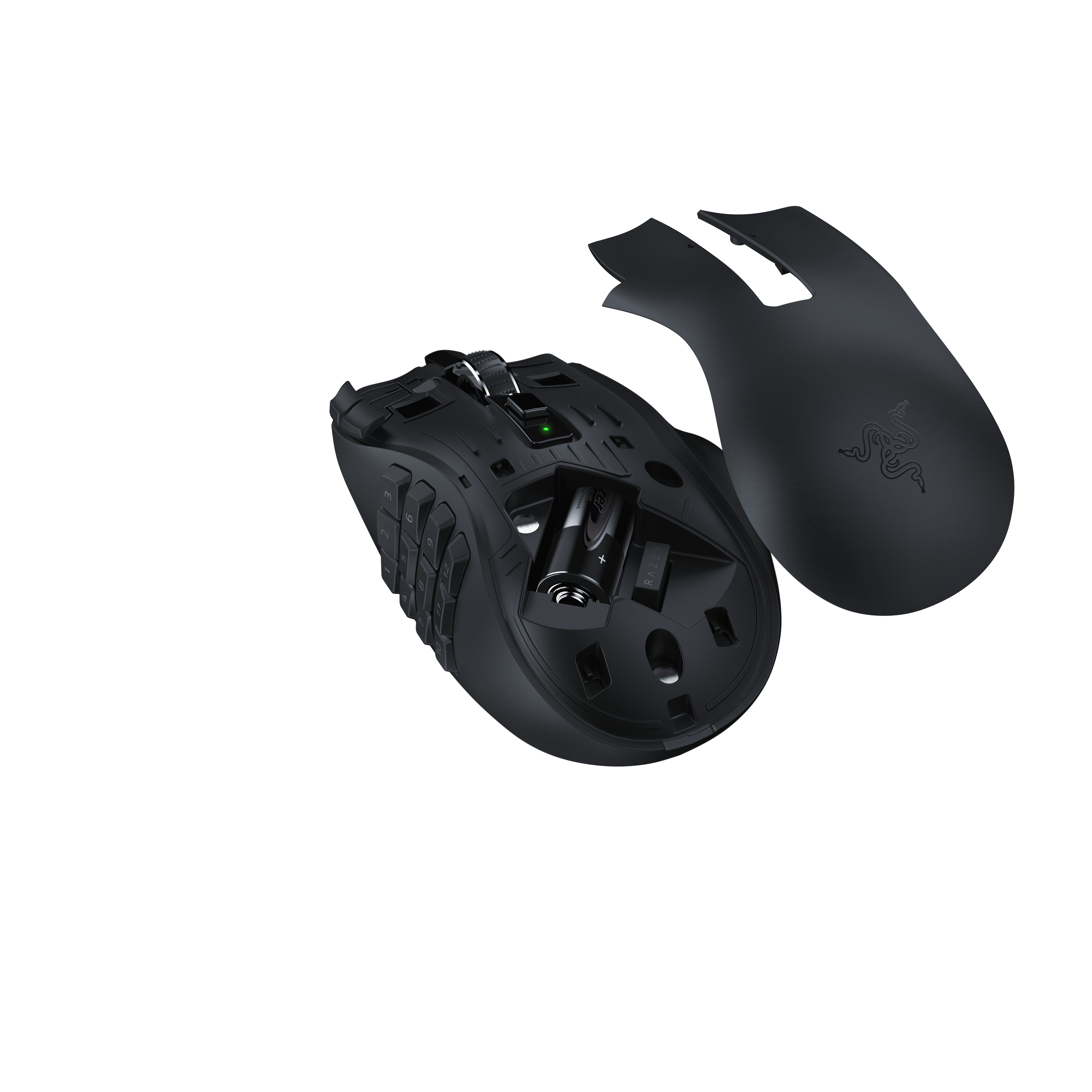 Schwarze Razer Gaming-Maus zerlegt, Batteriefach sichtbar. Weißer Hintergrund.