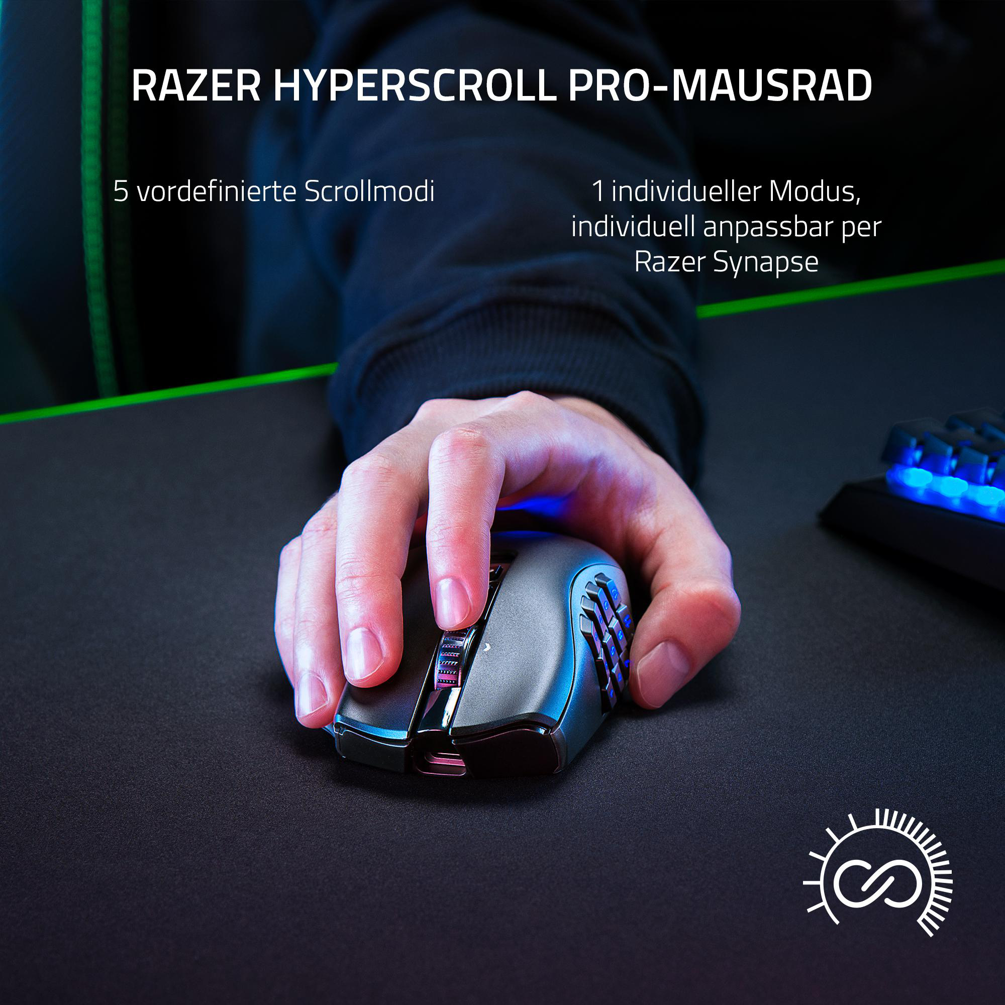 Eine Hand hält eine schwarz-silberne Maus. Auf dem Bildschirm steht Razer Hyperscroll Pro-Mausrad.