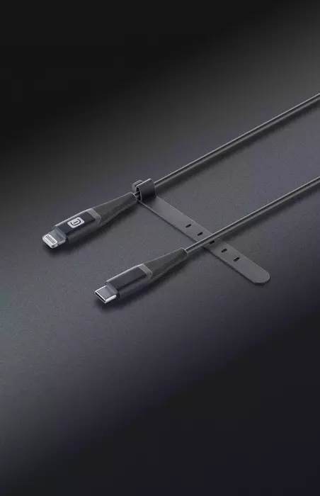 Un câble de chargement noir avec deux connecteurs sur une surface noire.