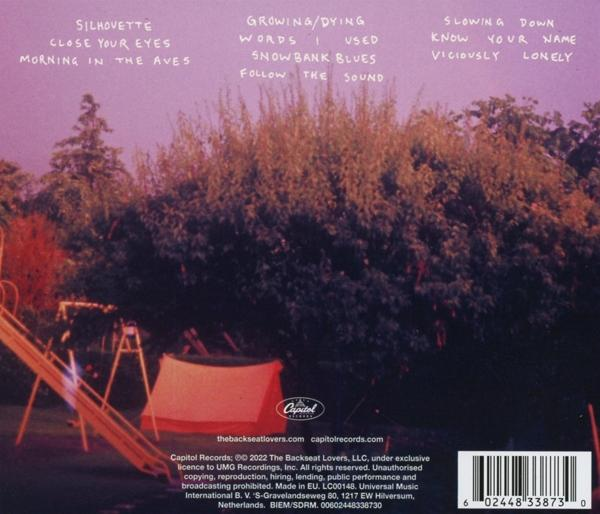 CD-Hülle mit Songtiteln und einem Kinderspielplatz im Hintergrund.