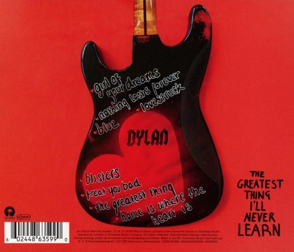 Rückseite einer Gitarre, rot mit Songtexten und dem Namen „Dylan“ in der Mitte.