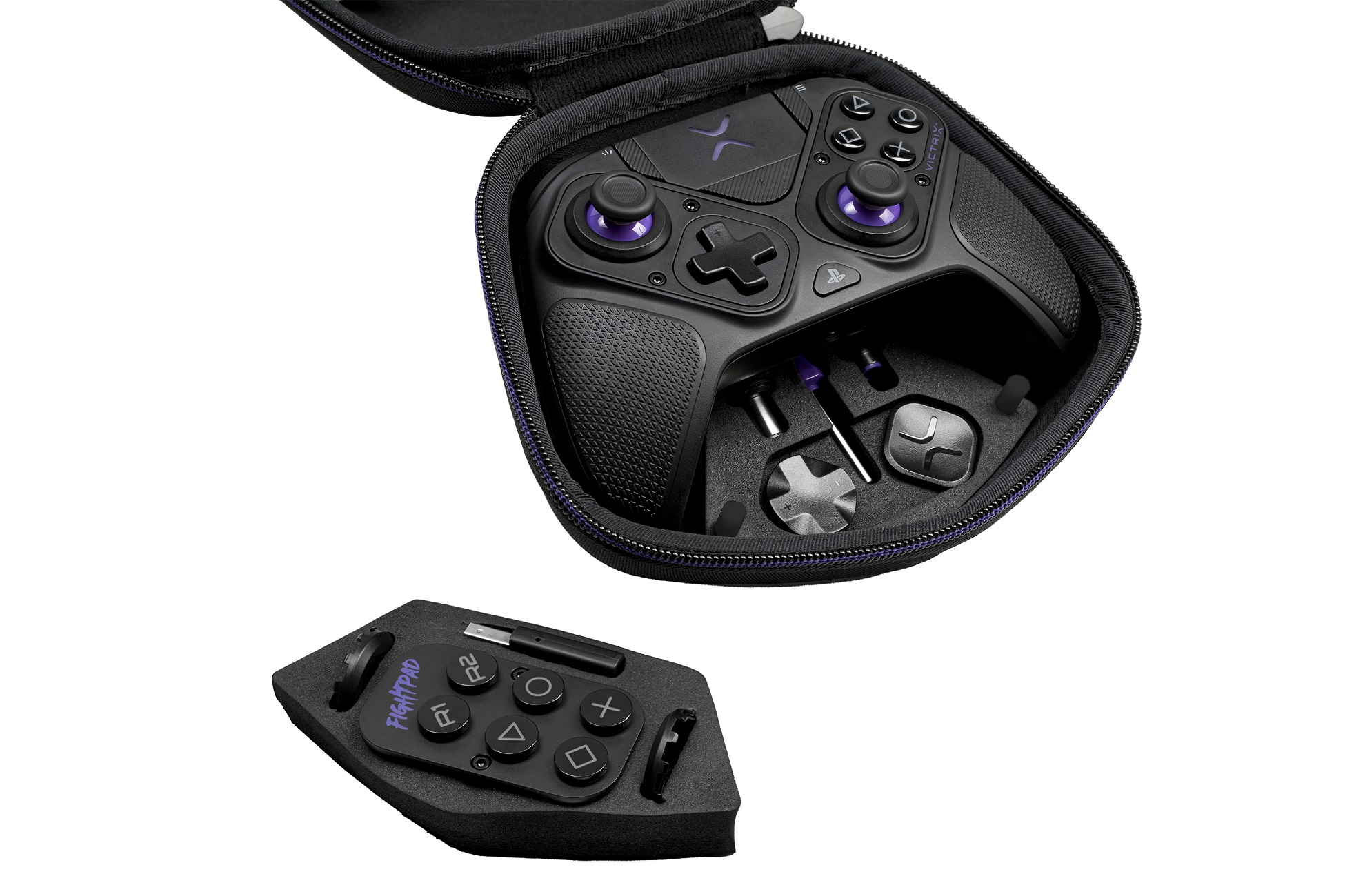 Gaming-Controller in einem Koffer. Controller mit lila Knöpfen und Zubehör.