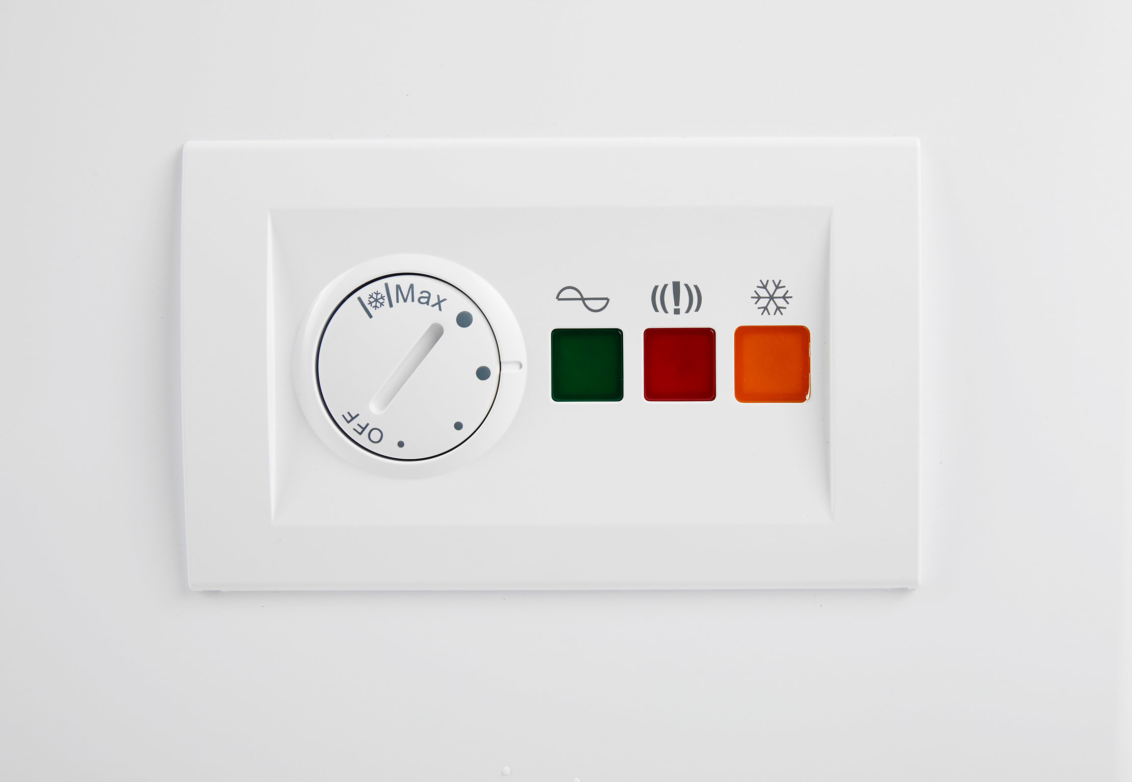 Panneau de commande blanc avec un cadran et trois voyants lumineux : vert, rouge, orange.