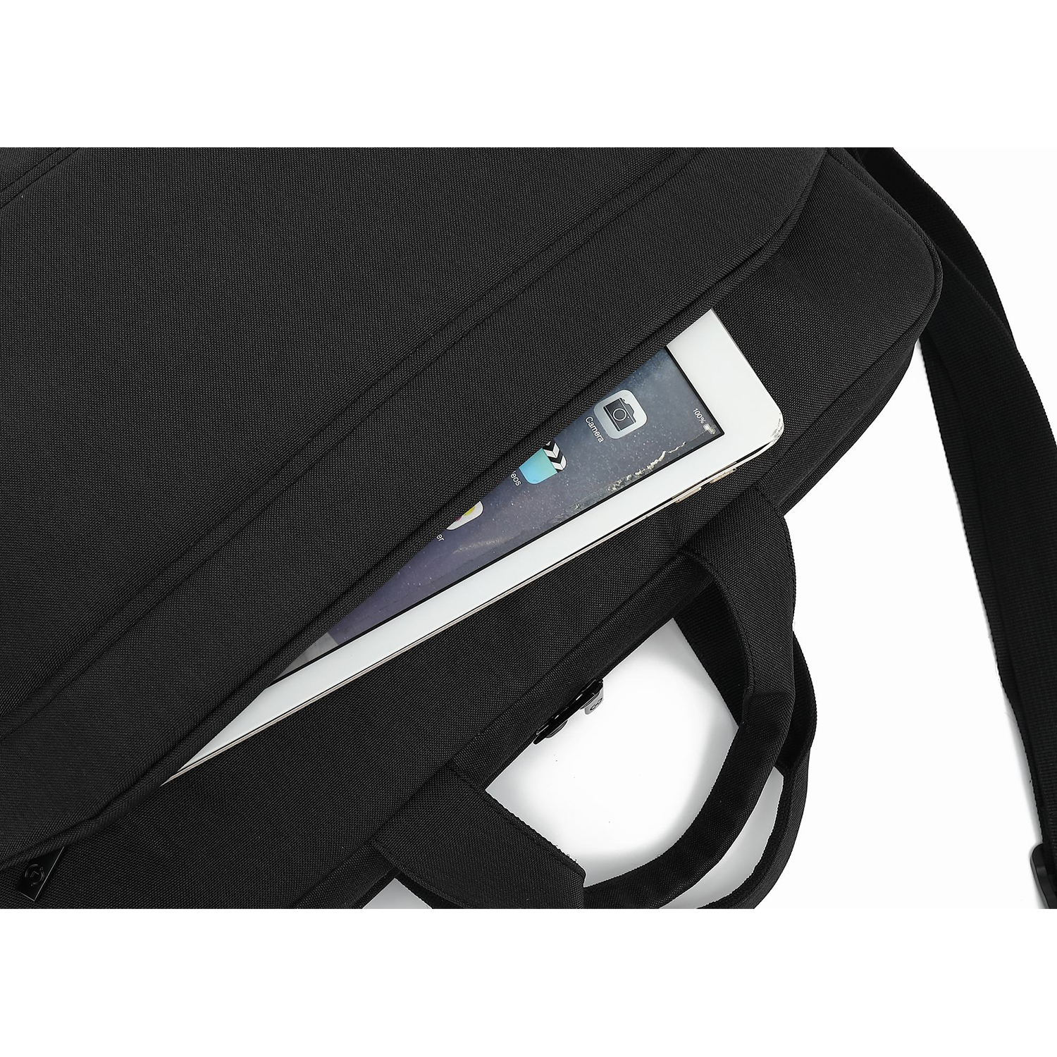 Zaino nero con tablet in tasca laterale. Sfondo bianco.