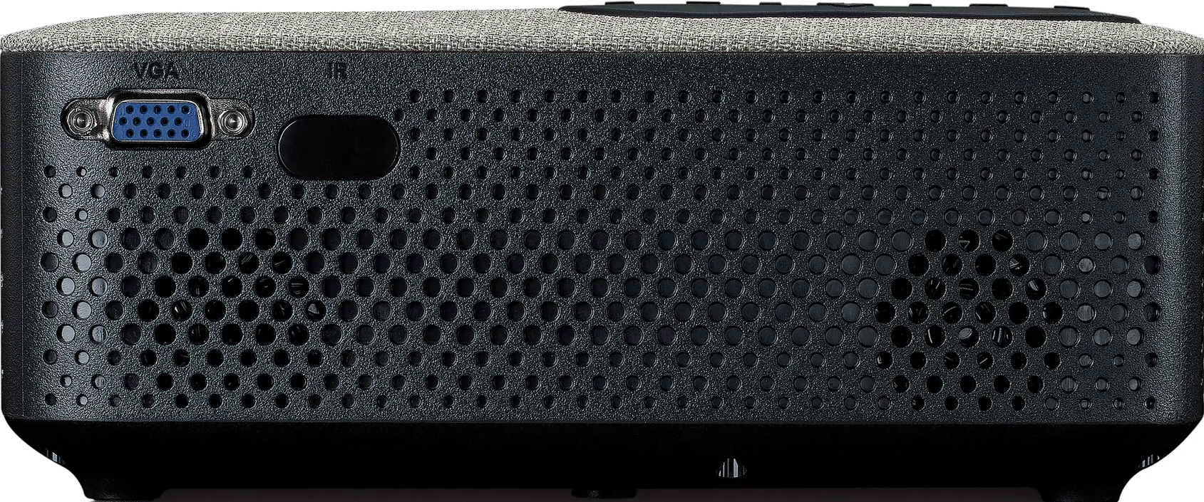 Panneau arrière de projecteur noir. Possède des évents, des ports et un dessus en tissu. Fond gris.