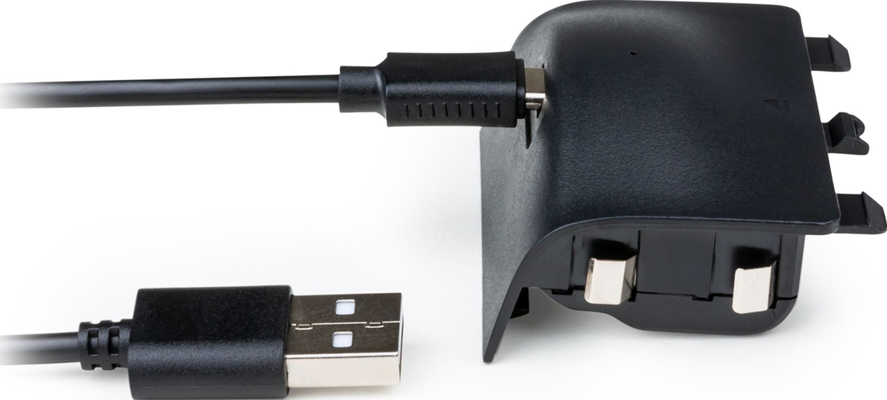 Ein schwarzes USB-Kabel, das mit einem schwarzen Gerät verbunden ist.