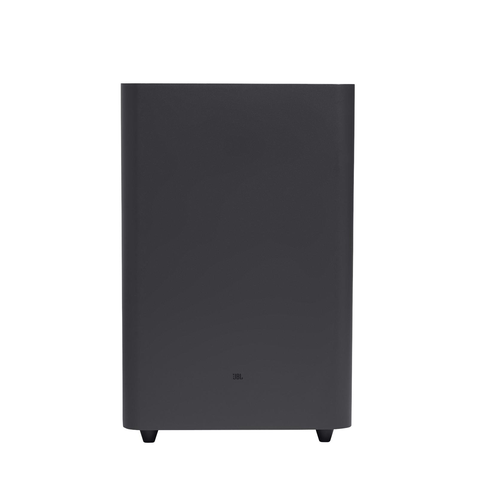 Schwarzer JBL-Subwoofer auf weißem Hintergrund. Hat JBL-Logo vorne und kleine Füße.