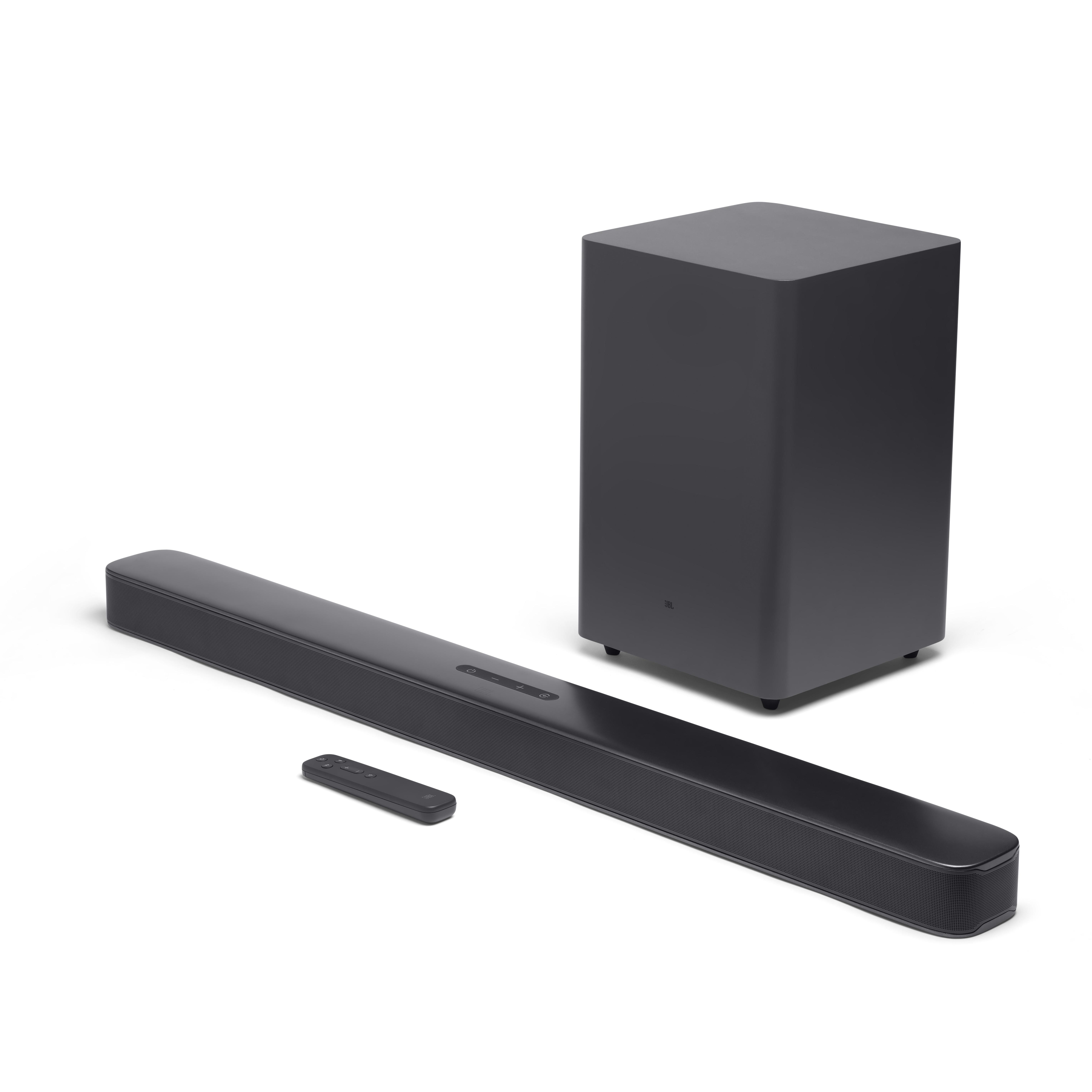 Schwarze Soundbar, Subwoofer und Fernbedienung auf weißem Hintergrund. JBL-Produkte. Die Soundbar ist lang.