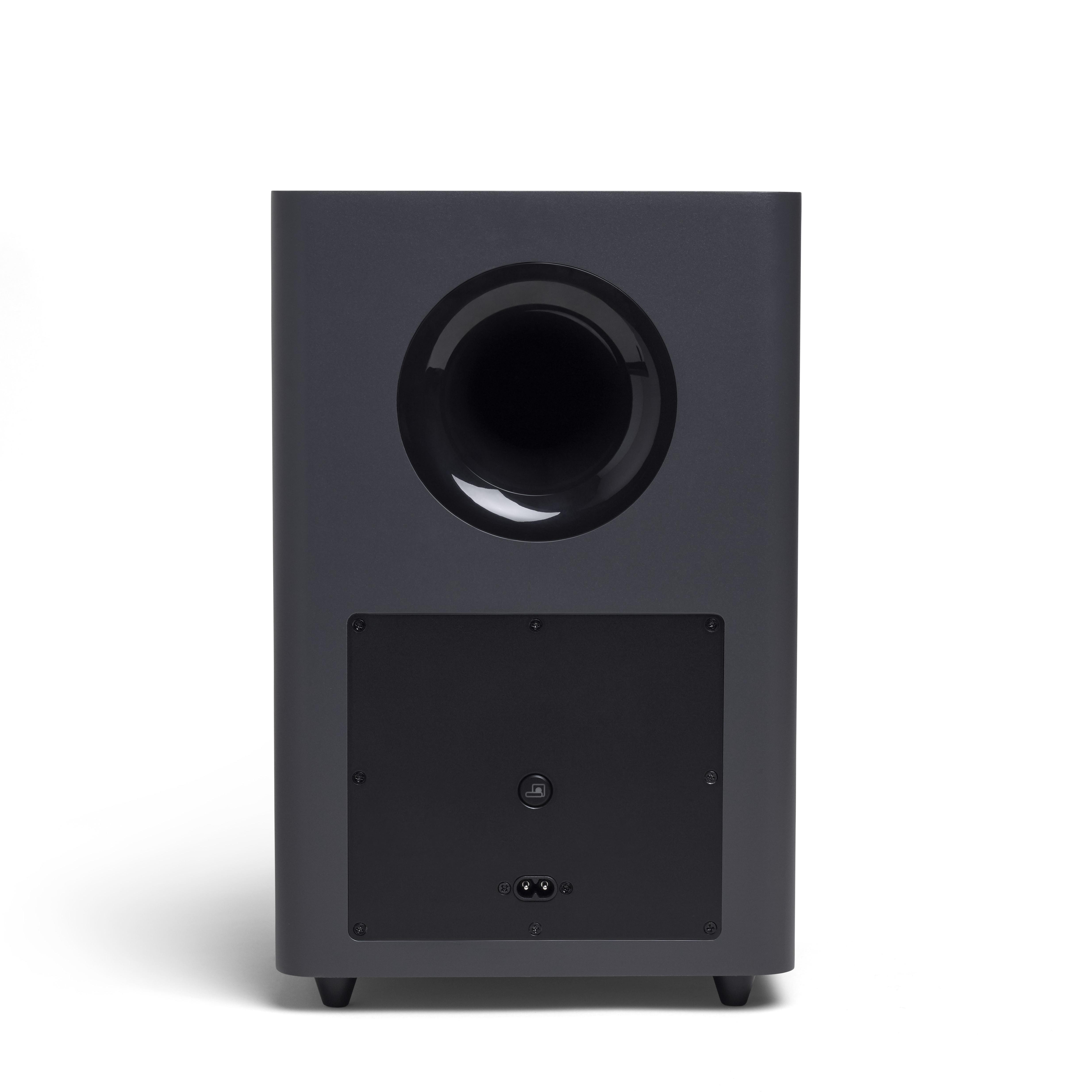 Rückansicht eines schwarzen Subwoofers mit großem kreisförmigen Anschluss. Unten befindet sich eine schwarze Platte mit Logo.