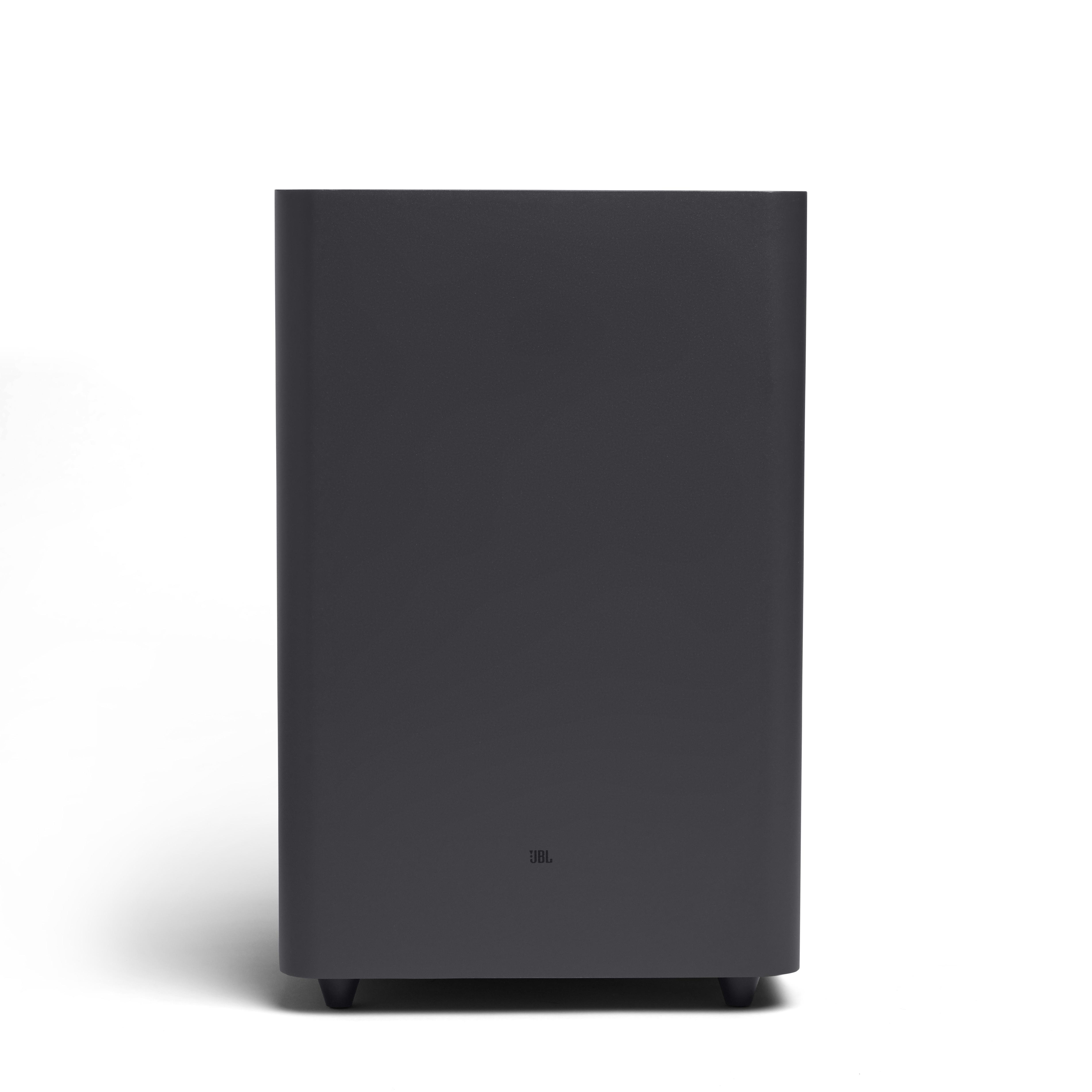 Schwarzer rechteckiger JBL-Subwoofer. Schlichtes, modernes Design. Auf weißem Hintergrund.