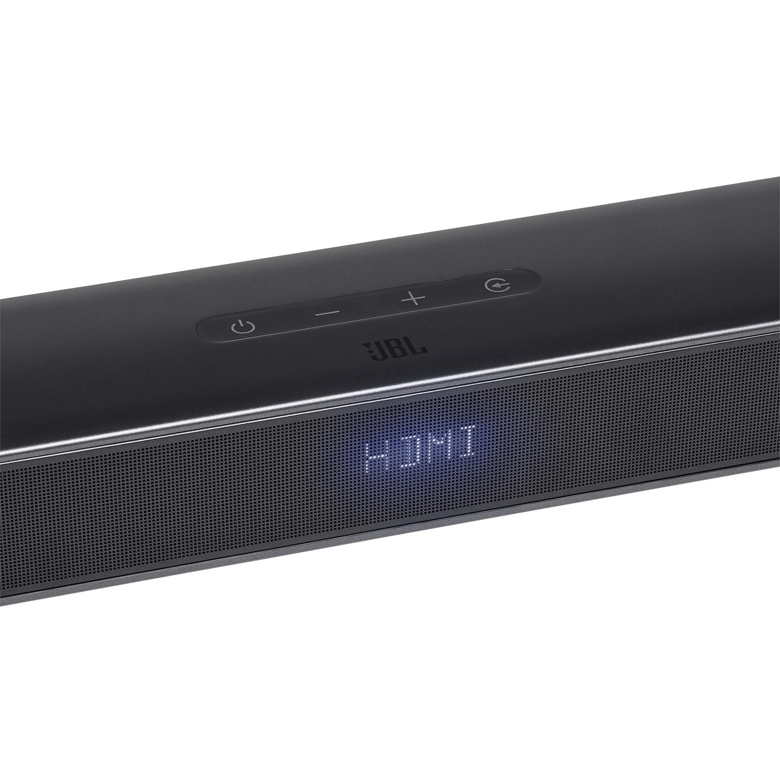 Eine schwarze Soundbar. JBL-Logo in der Mitte. Perforierter Grill und abgerundete Enden.