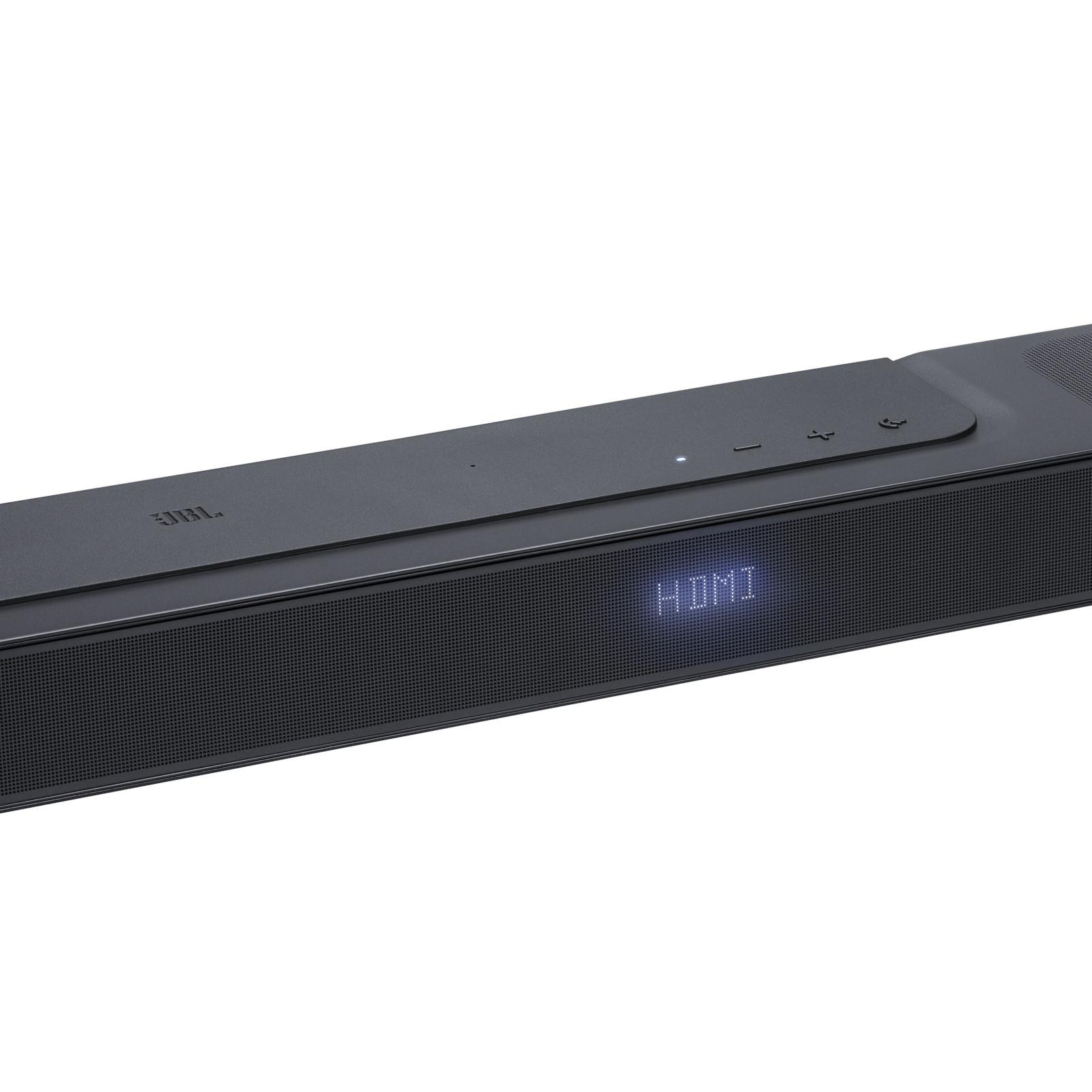 Eine schwarze Soundbar mit dem Wort HDMI auf der Vorderseite beleuchtet. JBL-Logo ist sichtbar.
