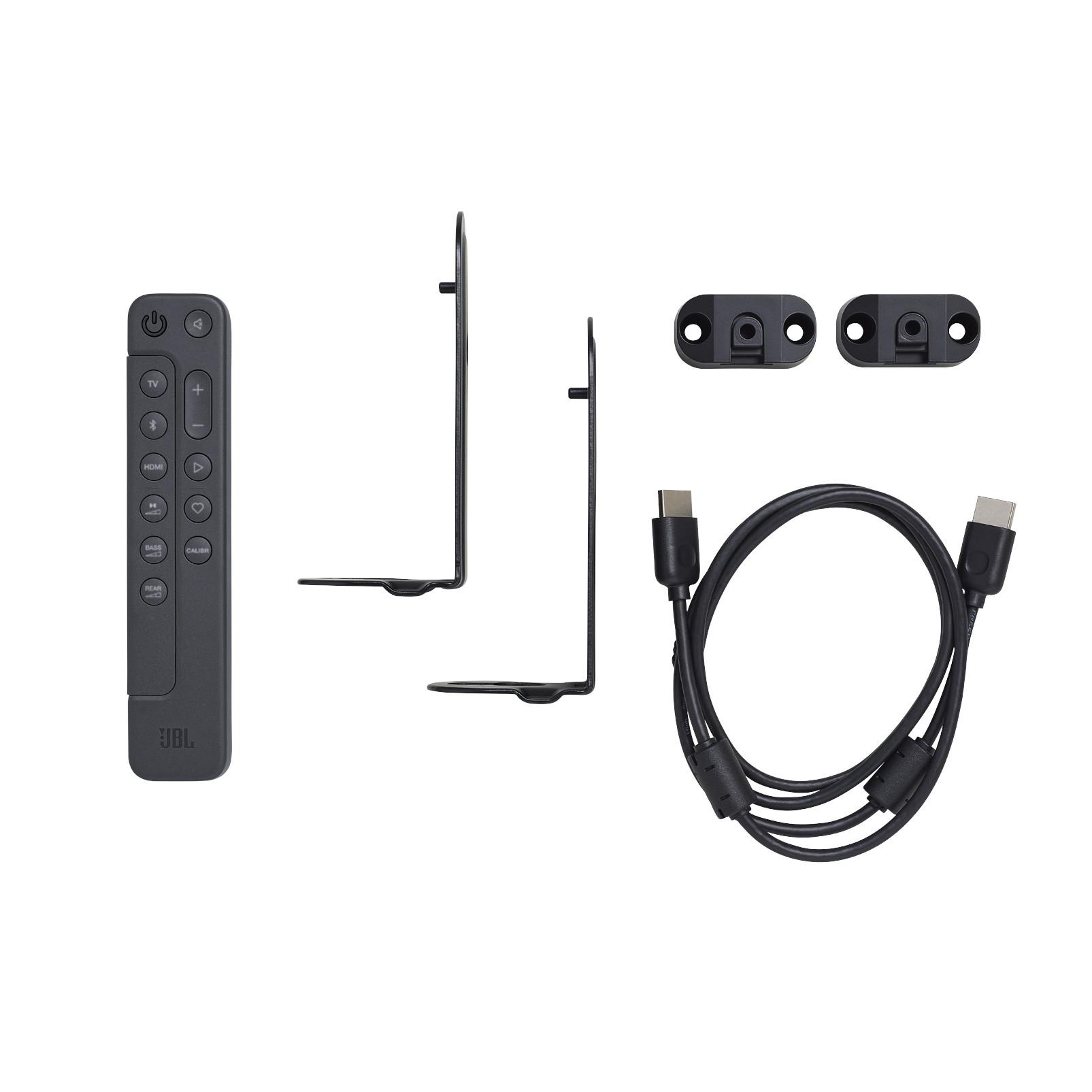 JBL Soundbar Zubehör: Fernbedienung, Halterungen, Kabel, alles auf weißem Hintergrund.