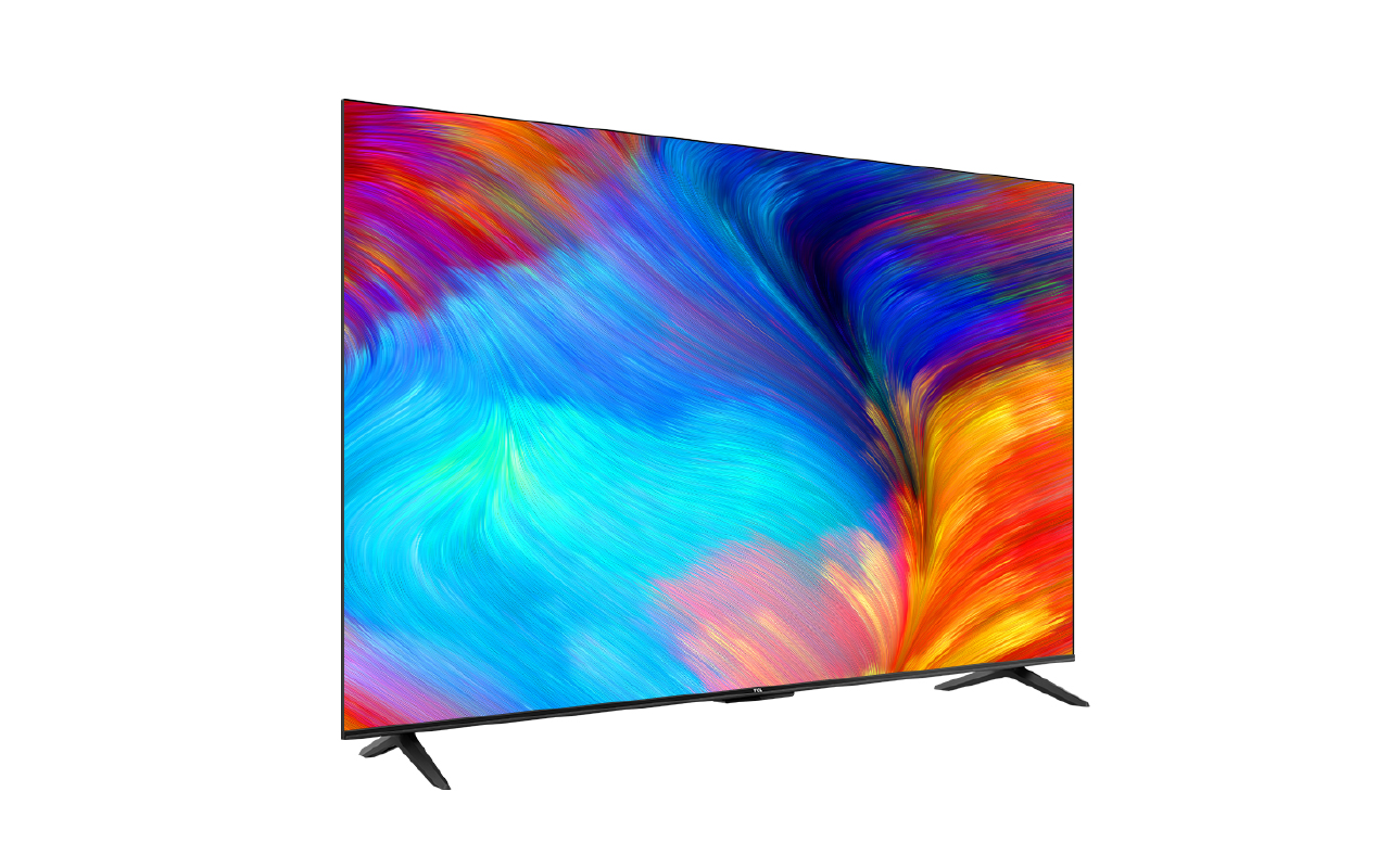 Renkli soyut sanat sergileyen büyük TV ekranı, beyaz zemin üzerine, iki siyah ayak üzerinde duruyor.