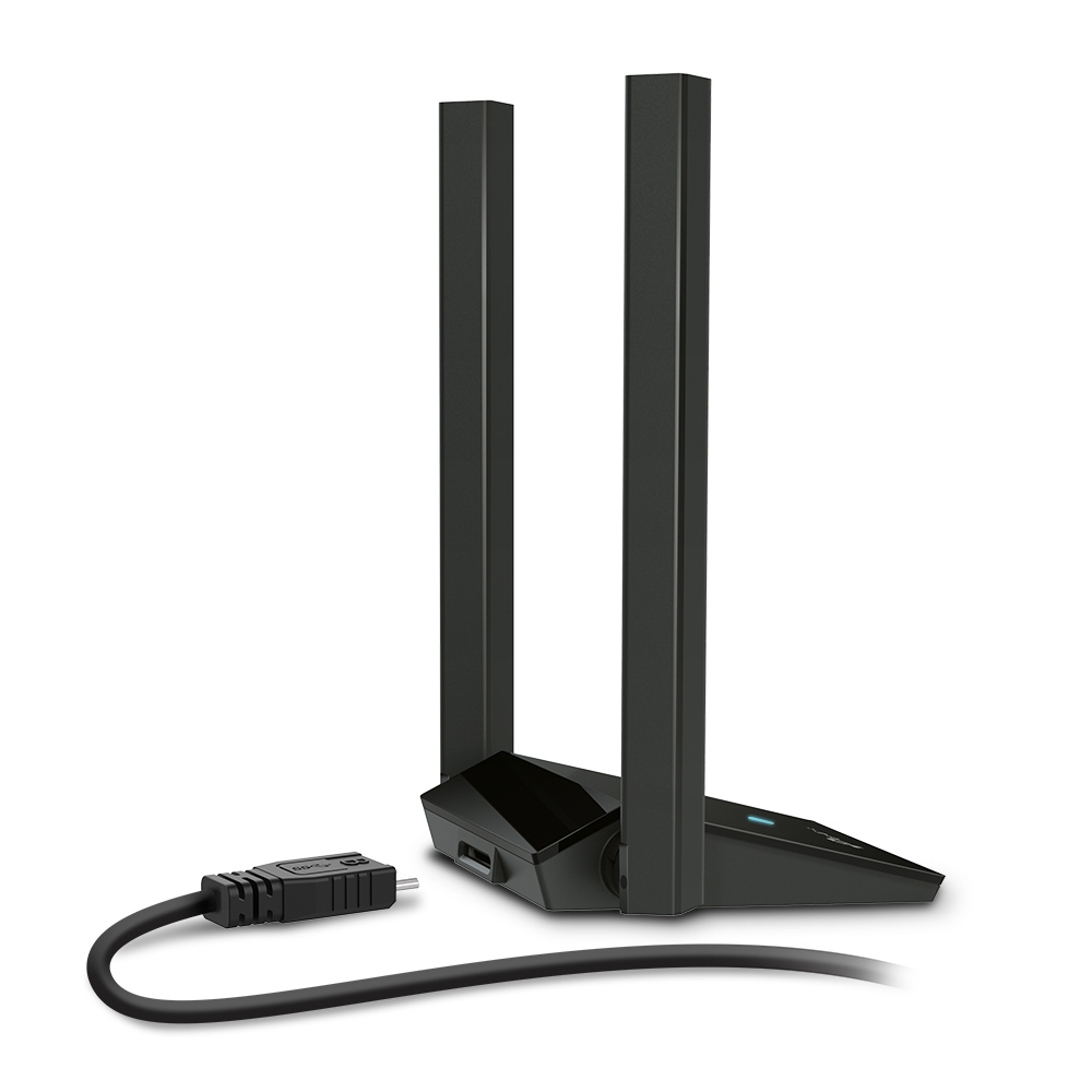 İki antenli ve USB kablolu siyah bir Wi-Fi yönlendirici. Arka plan beyaz.